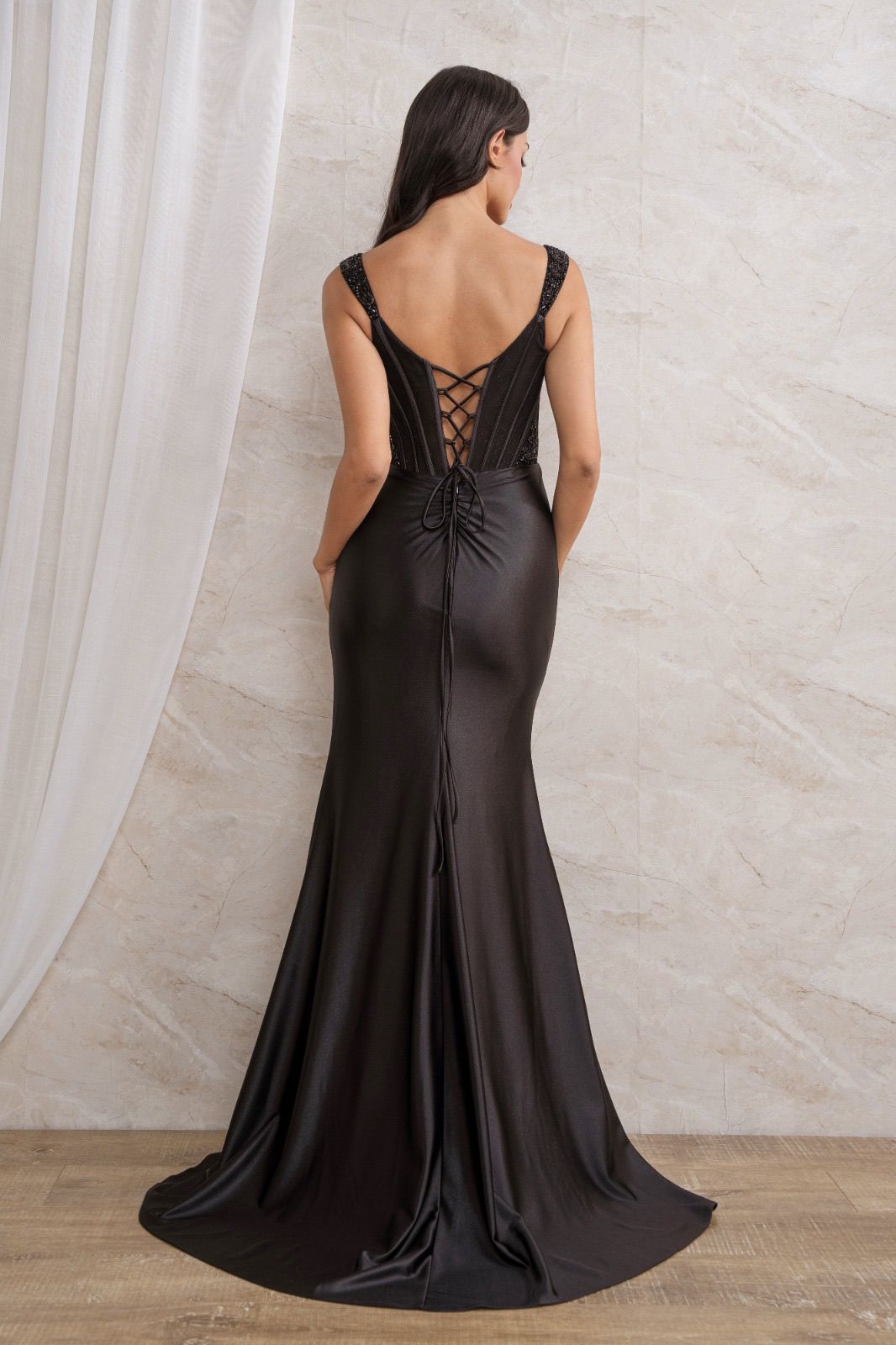 Vestido negro corsé corte corazón negro pedrería