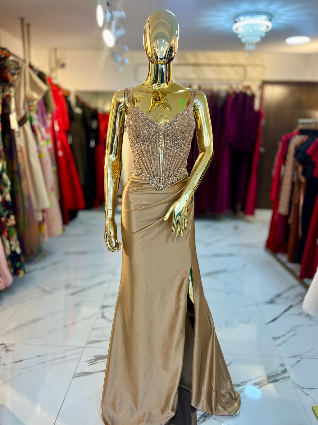 Vestido Fantasy Dorado pedrería corsé ￼