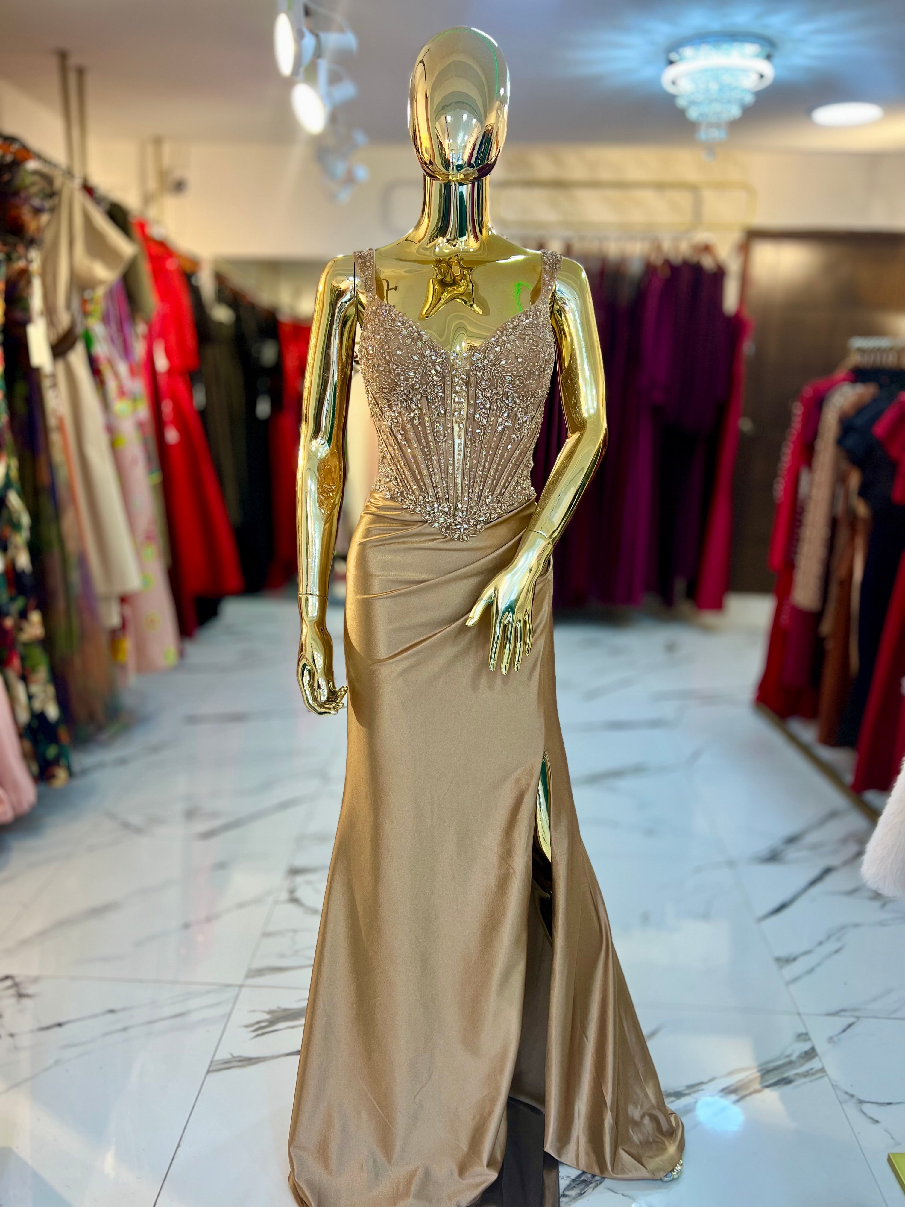 Vestido Fantasy Dorado pedrería corsé ￼