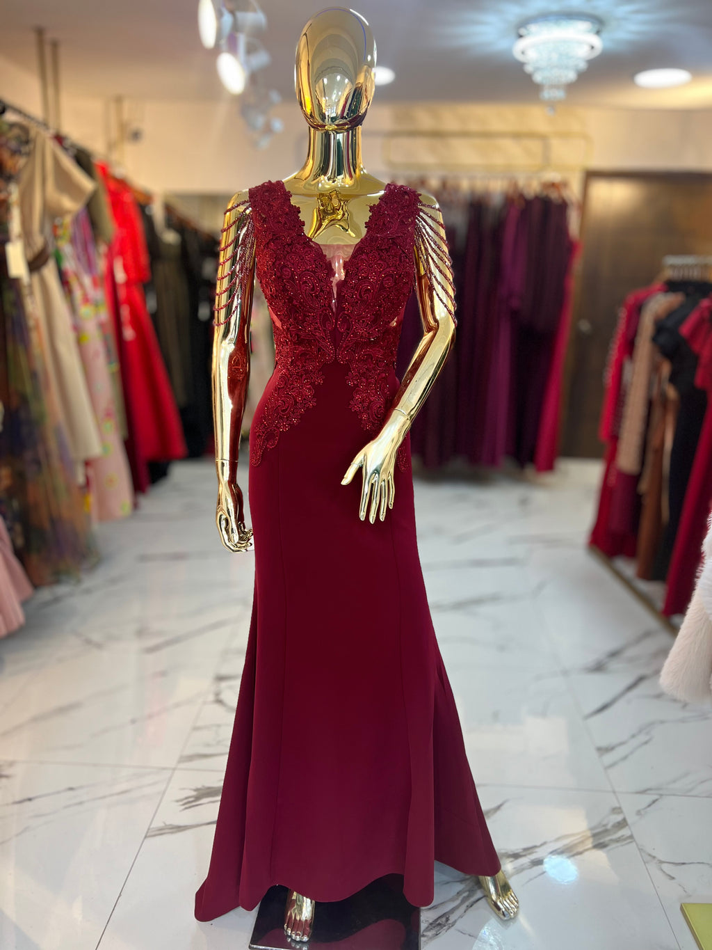 Vestido vino lentejuelas hombro aplique cintura