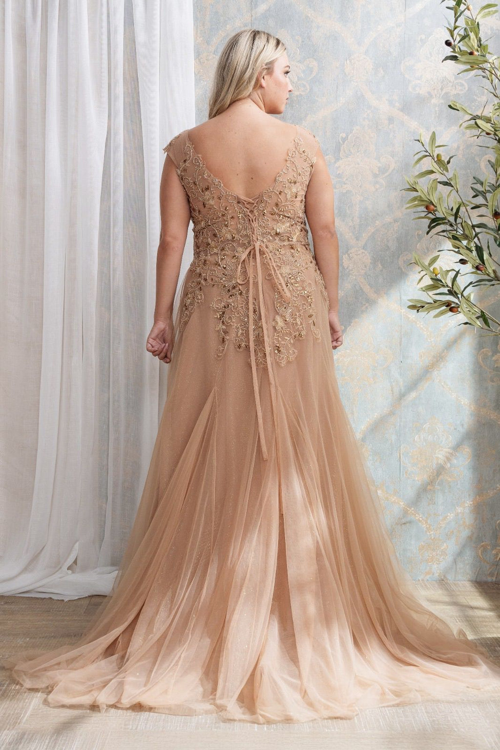 Vestido tul beige Curvi bordado de pedrería
