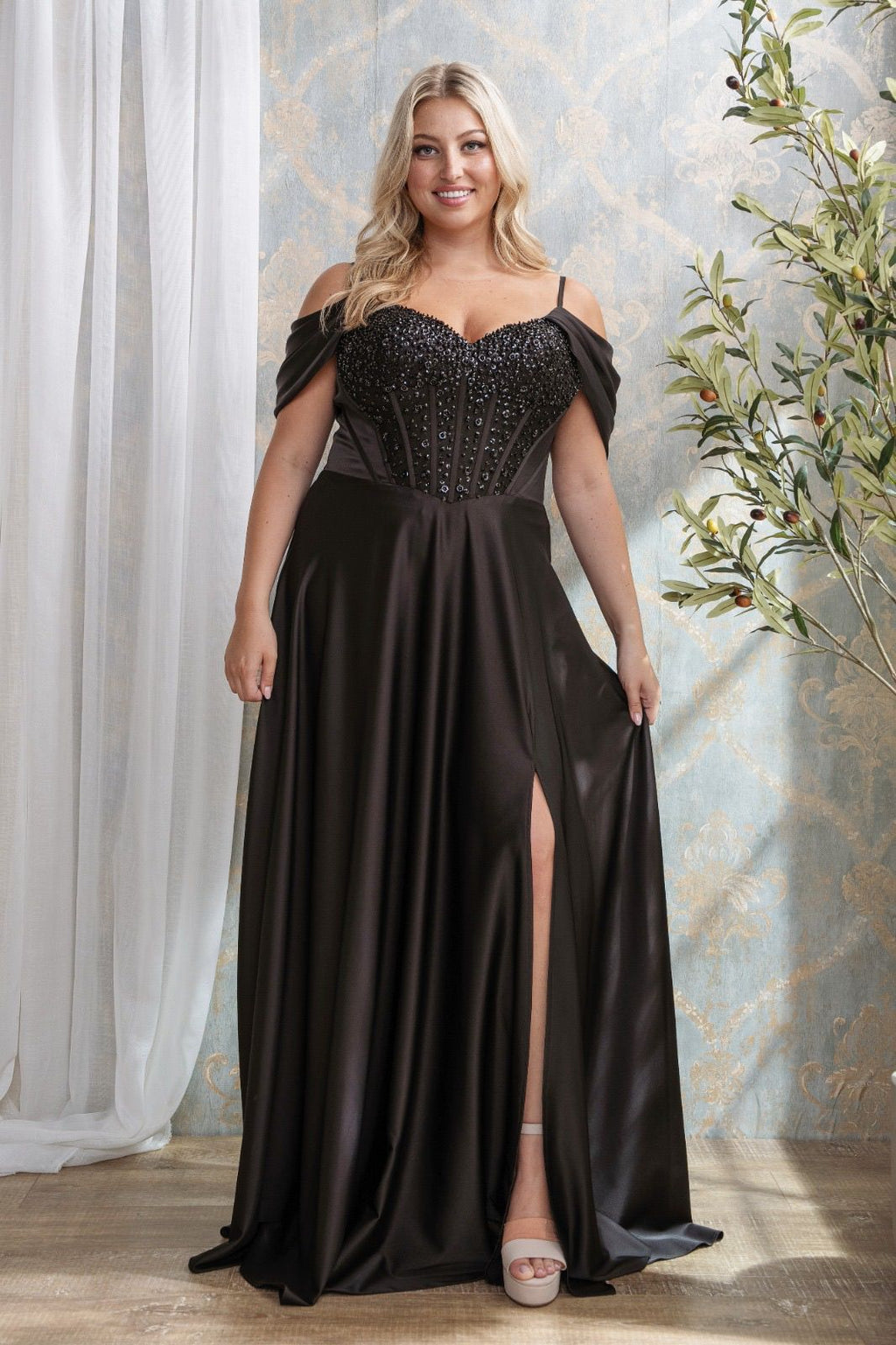 Vestido negro corsé pedrería floral Curvi