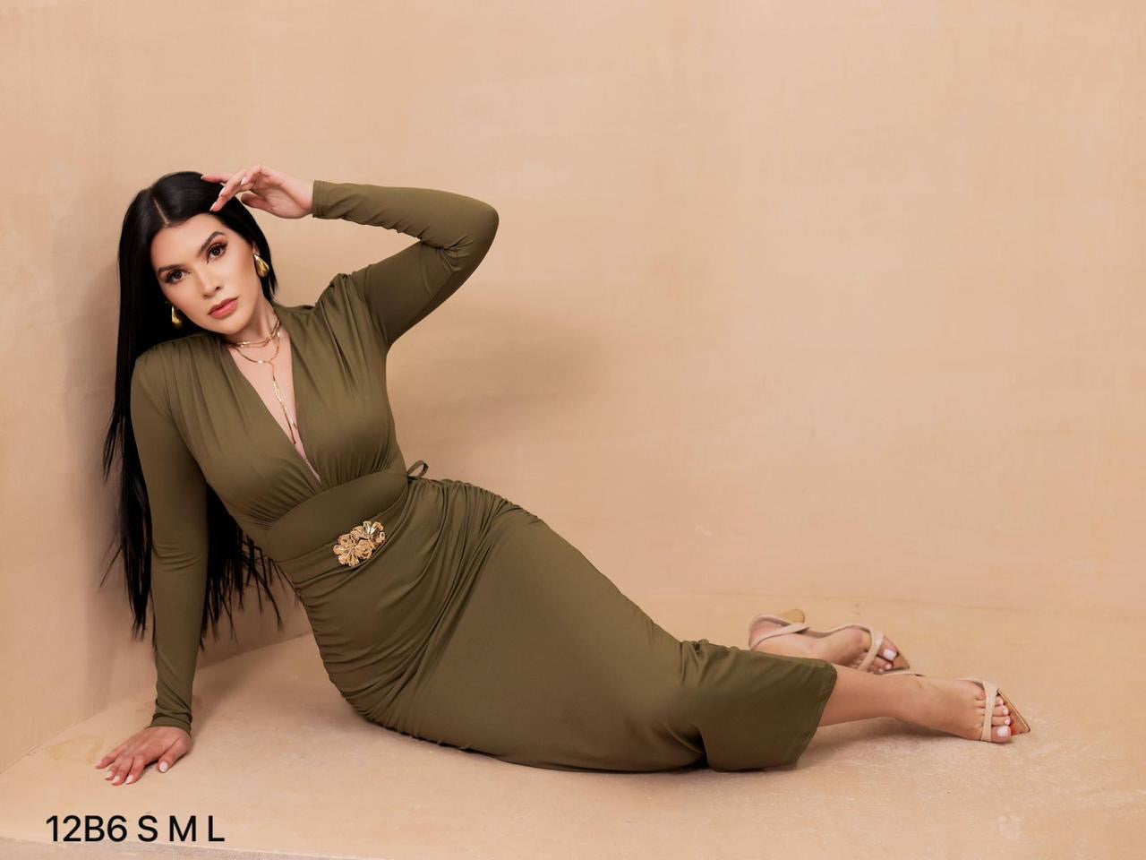 Vestido Stretch Verde olivo cinto placa dorada ￼