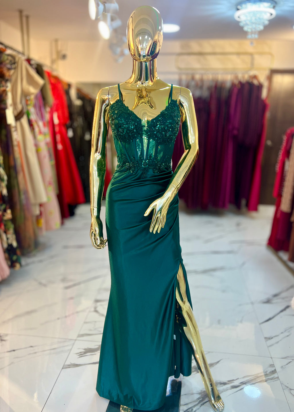 Vestido satinado verde esmeralda corsé traslúcido con apliques