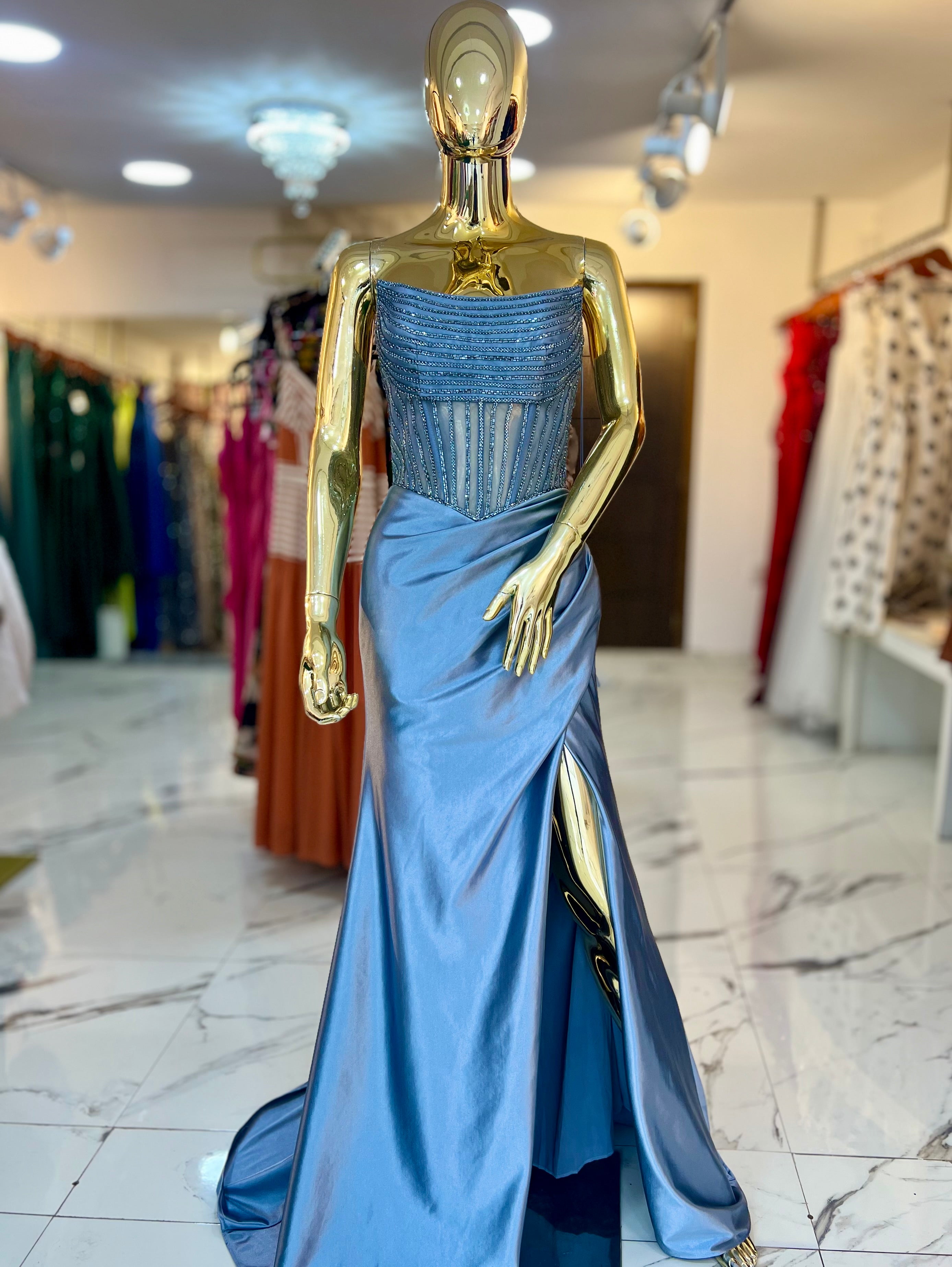Vestido strapless celeste corsé pedrería