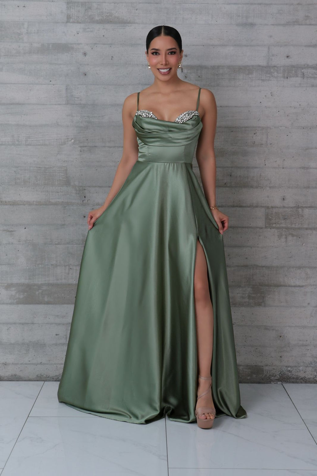 Vestido satén verde pistache cristales bust