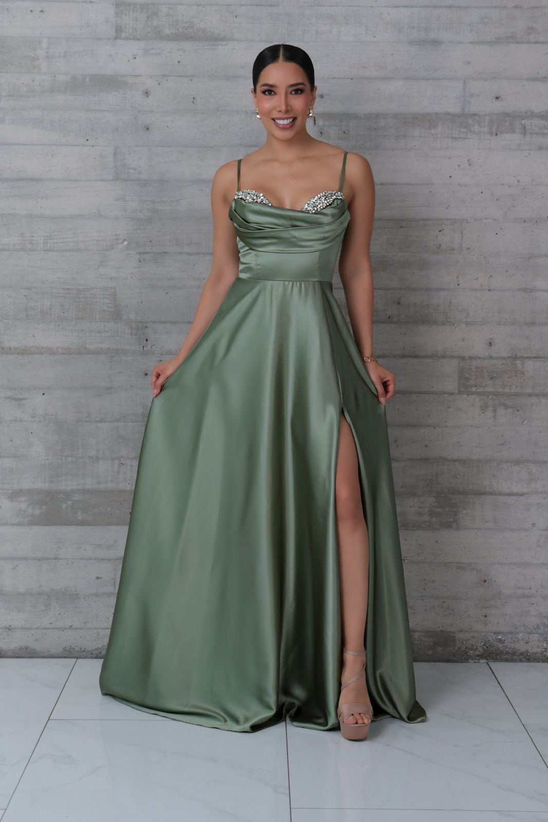 Vestido satén verde pistache cristales bust
