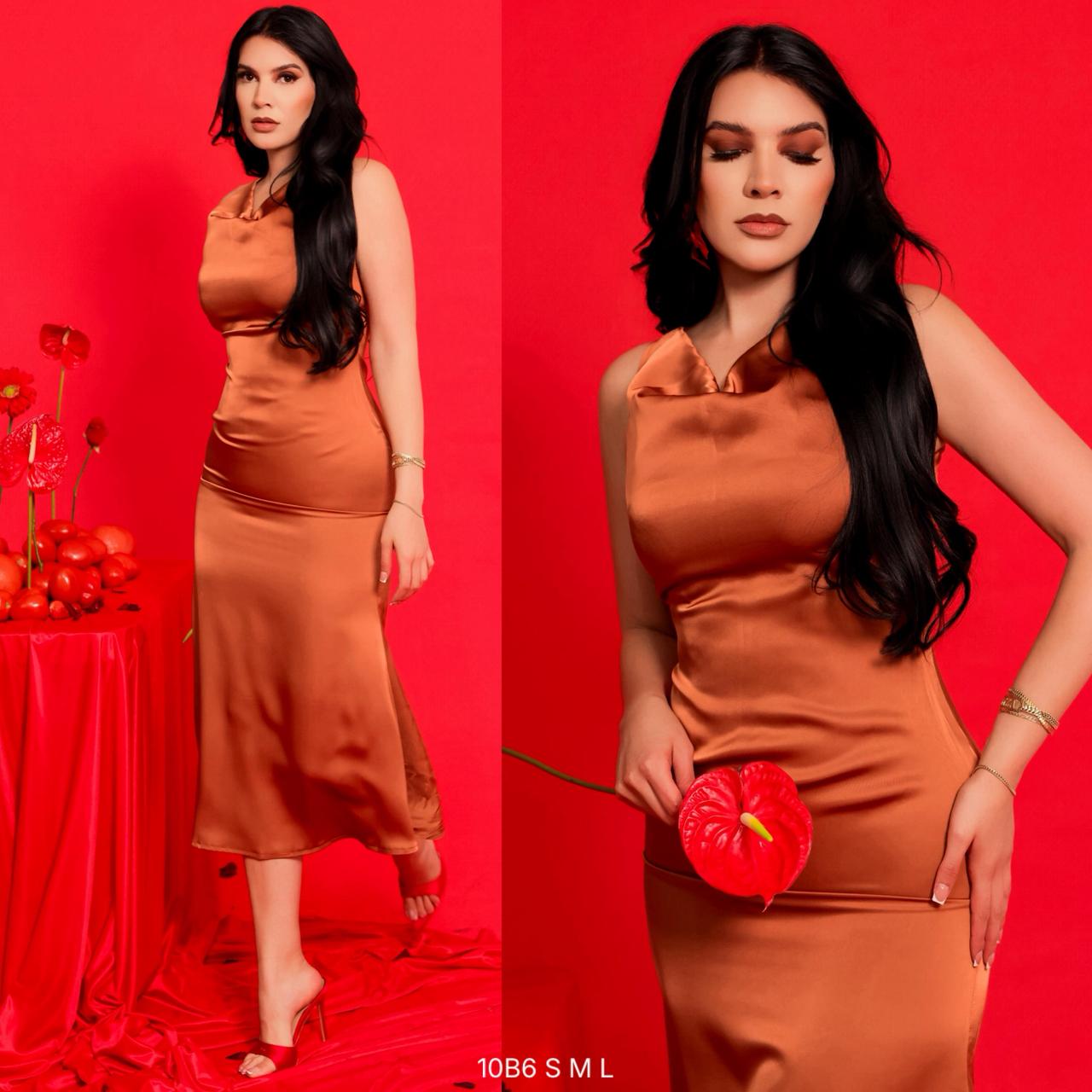 Vestido Chevron satén liso cuello caído