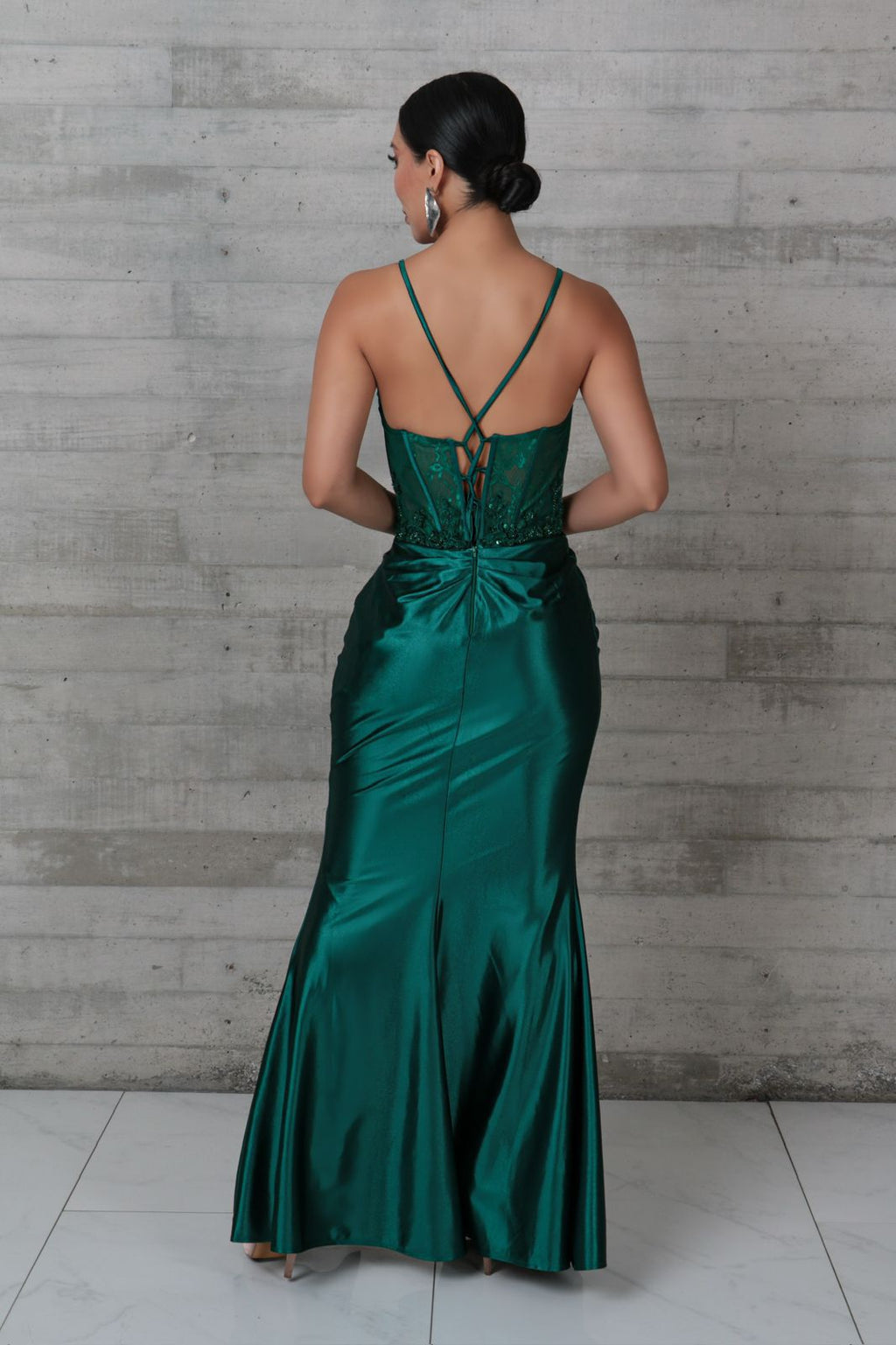 Vestido satinado verde esmeralda corsé traslúcido con apliques