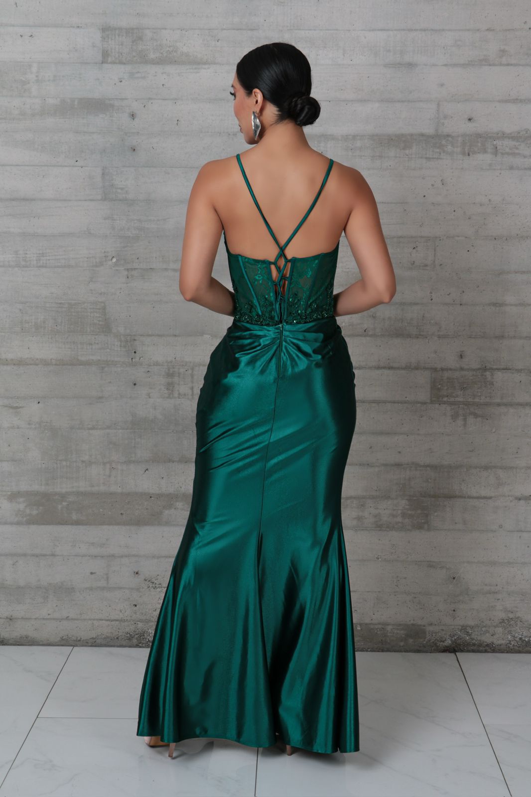 Vestido satinado verde esmeralda corsé traslúcido con apliques