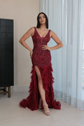 Vestido pedrería vino falda plumas