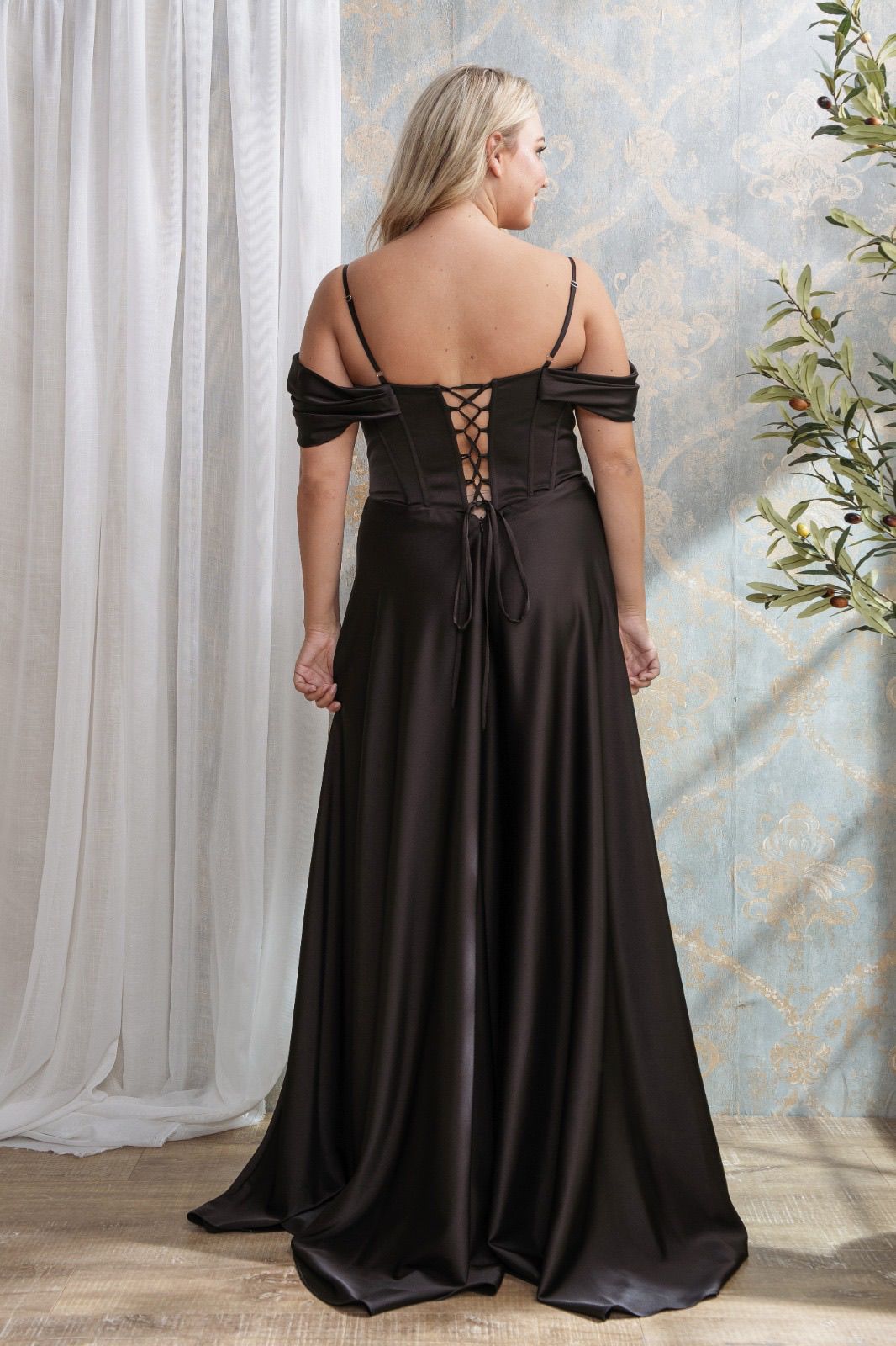 Vestido negro corsé pedrería floral Curvi