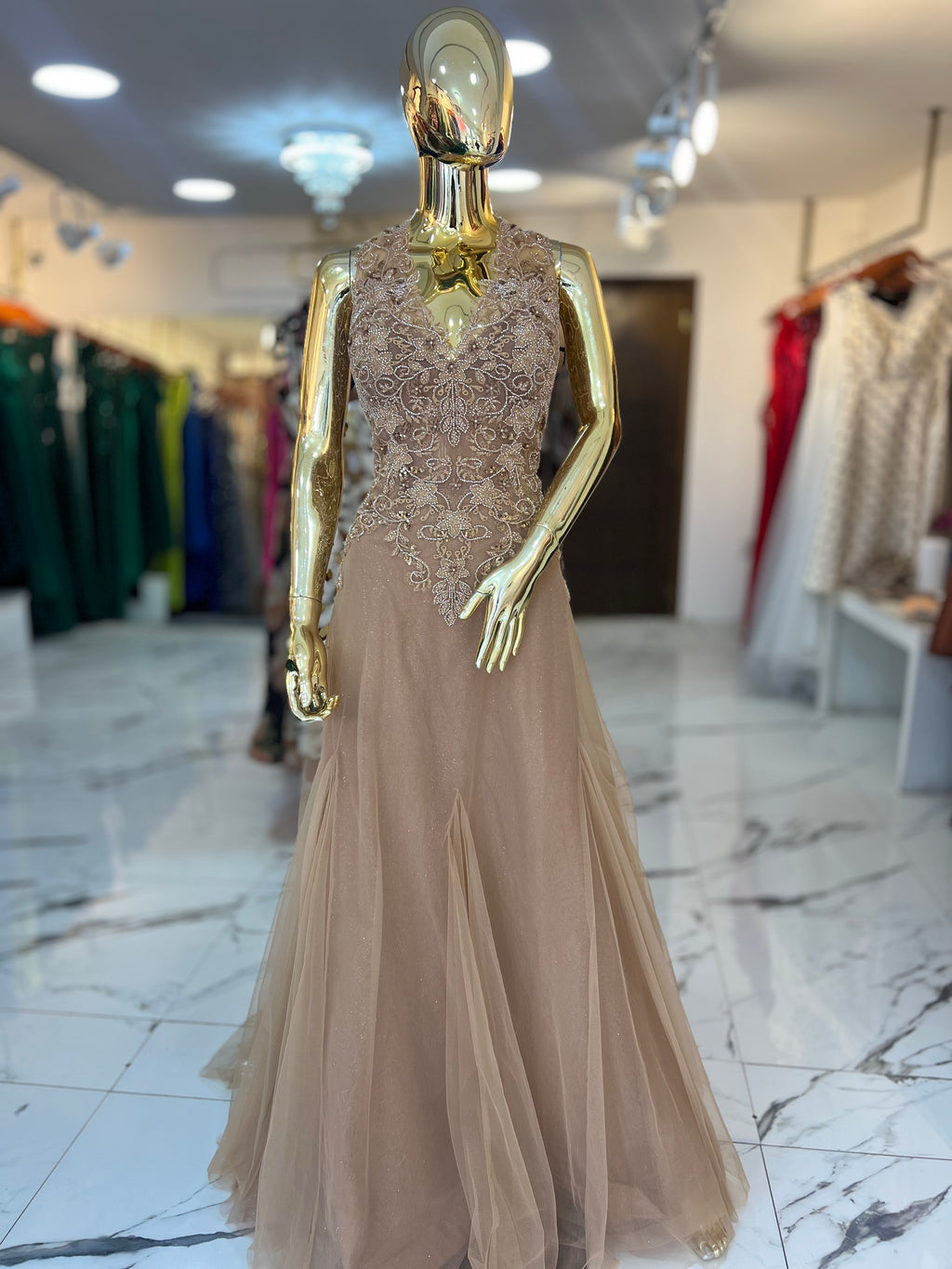 Vestido tul beige Curvi bordado de pedrería