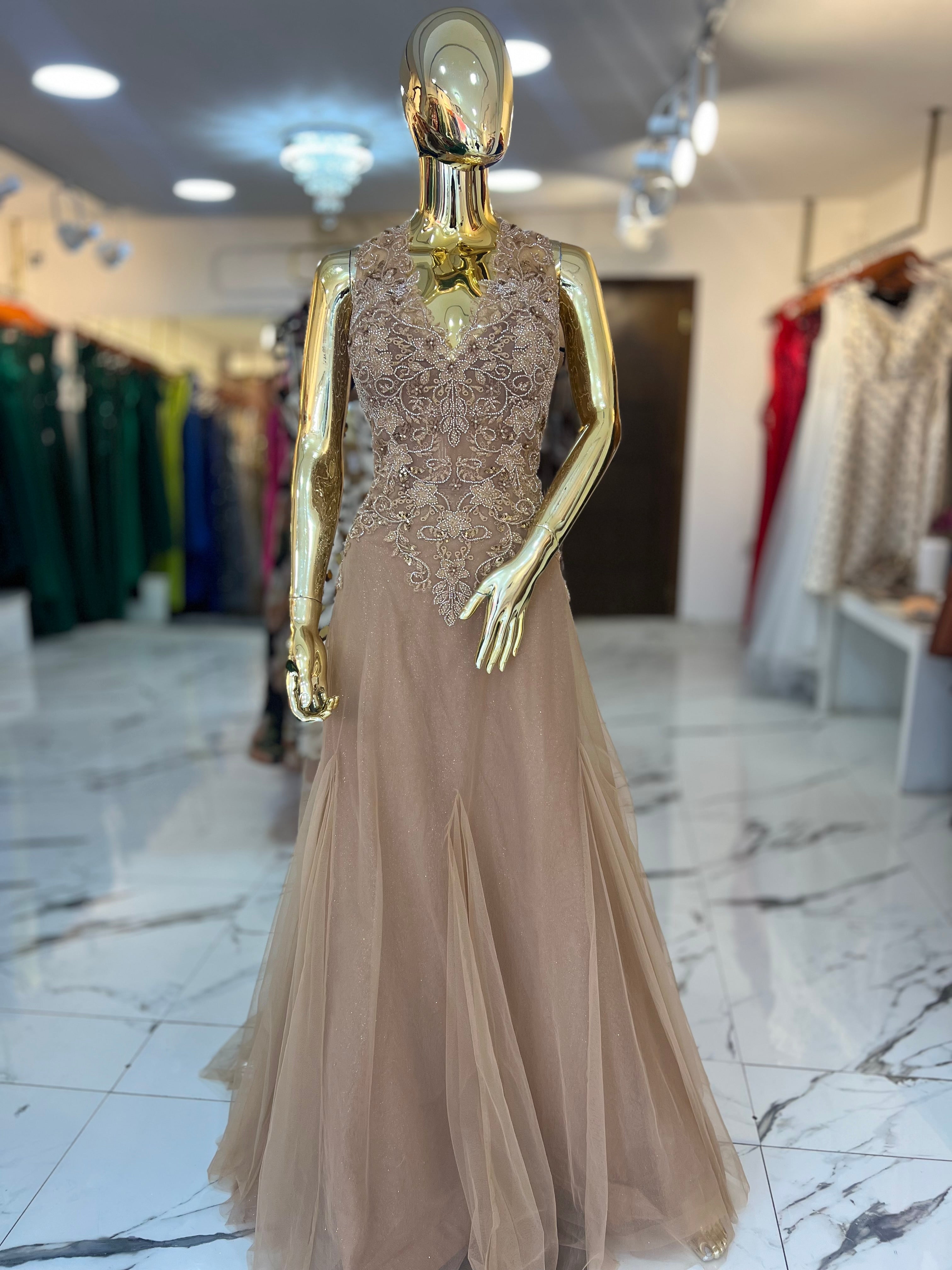 Vestido tul beige Curvi bordado de pedrería