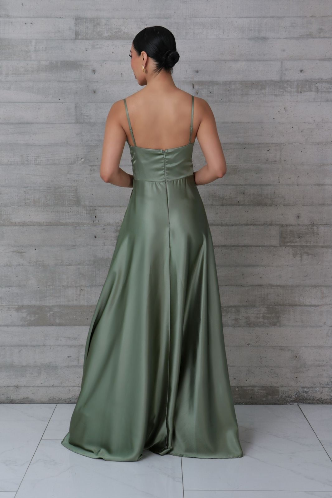 Vestido satén verde pistache cristales bust