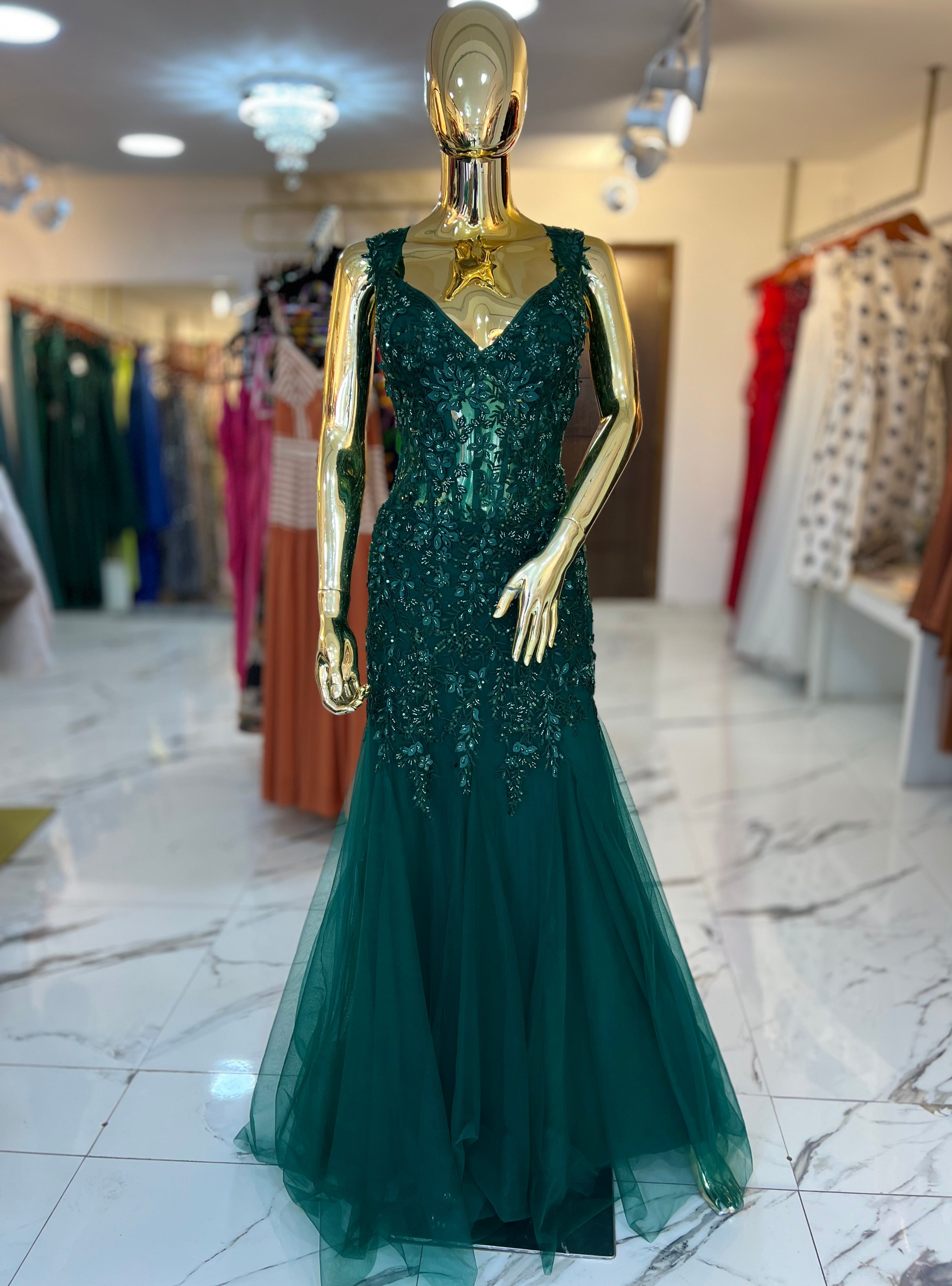 Vestido bordado pedrería encaje corte sirena
