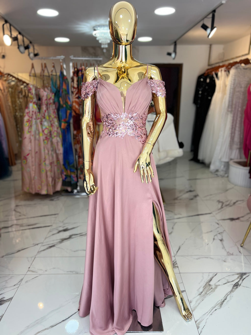 Vestido satinado rosa apliqué lentejuelas