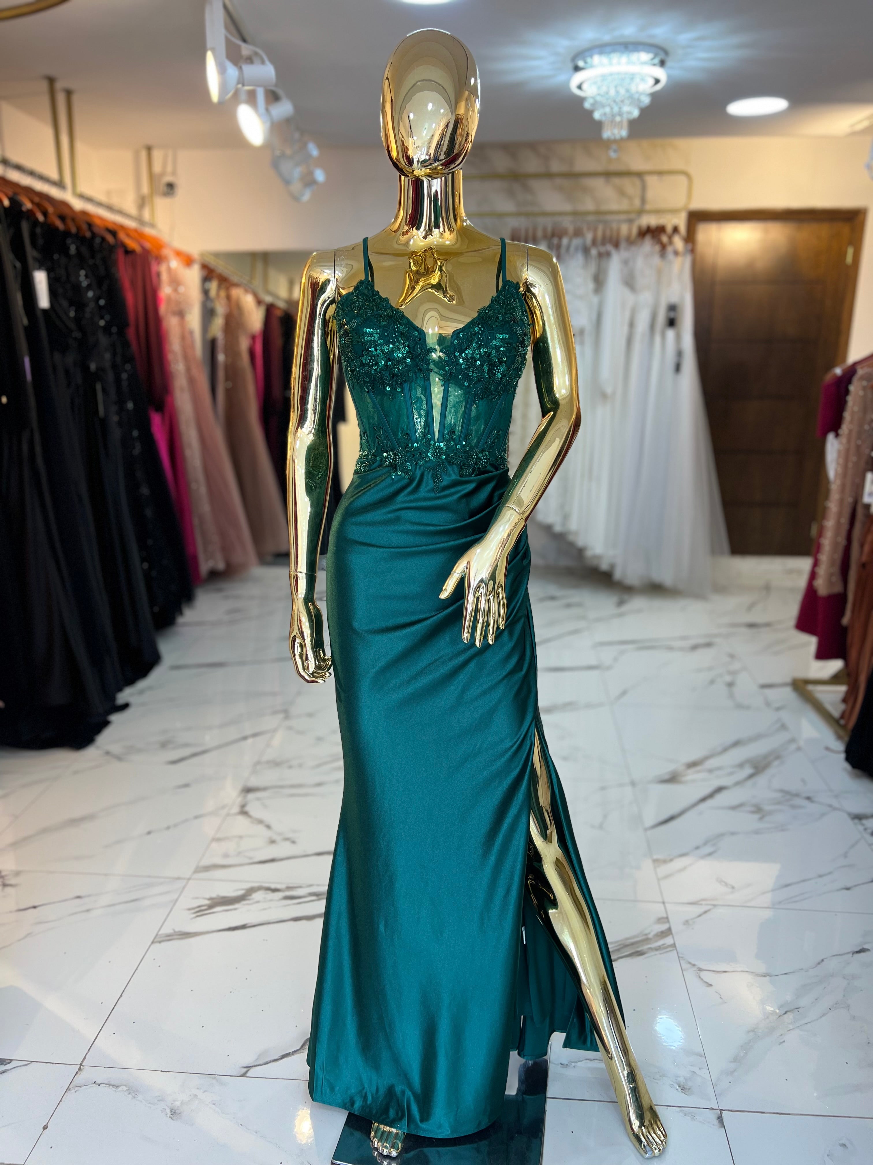Vestido satinado verde esmeralda corsé traslúcido con apliques