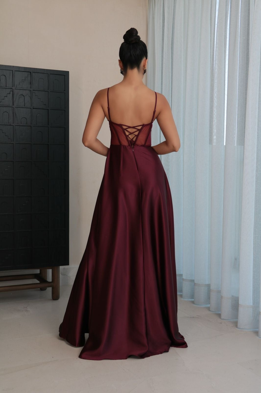 Vestido vino Satinado corsé traslúcido