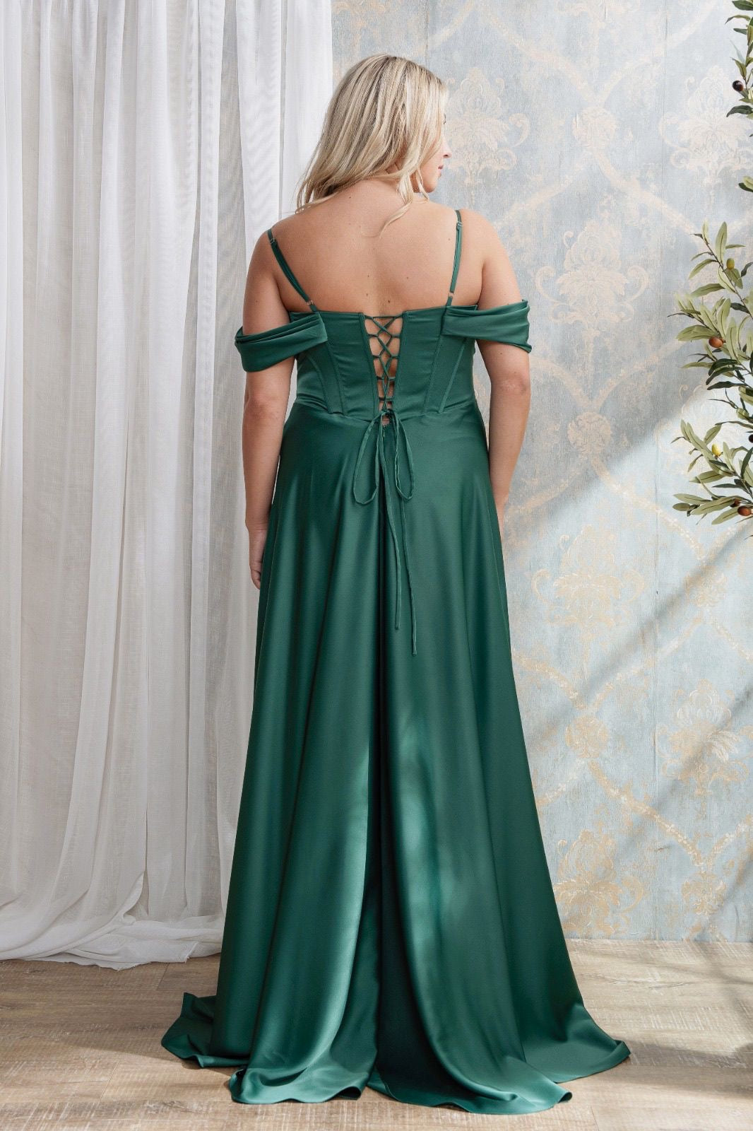 Vestido verde corsé pedrería floral