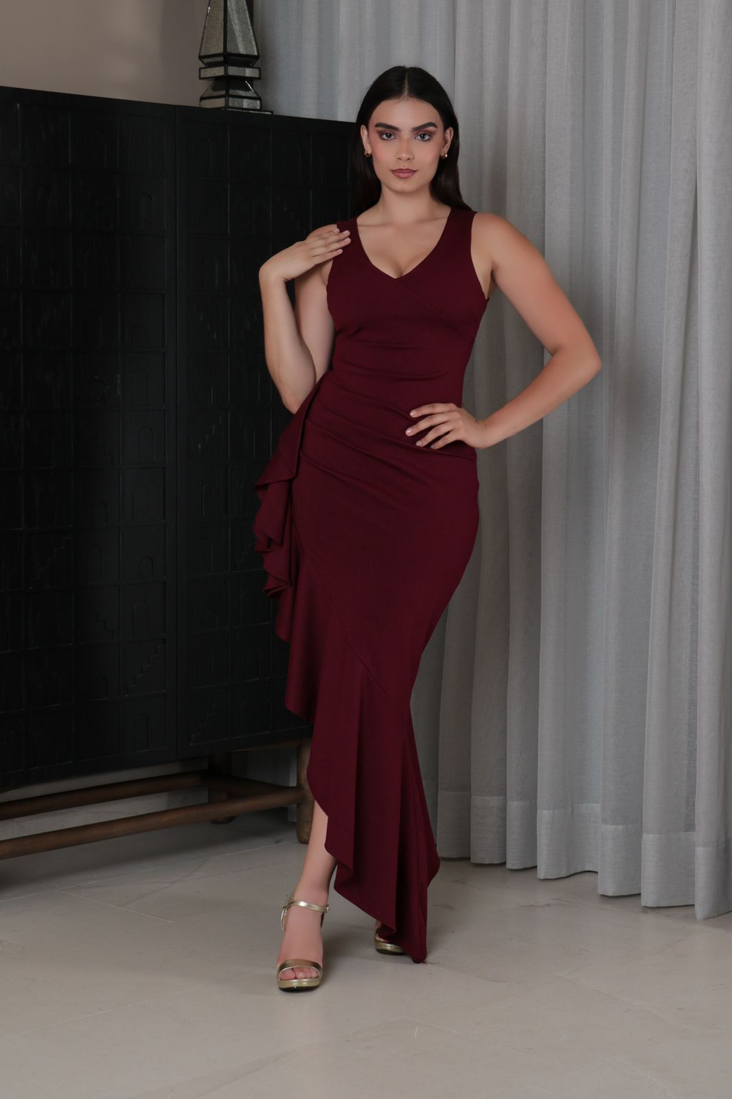 Vestido vino escarolas lateral