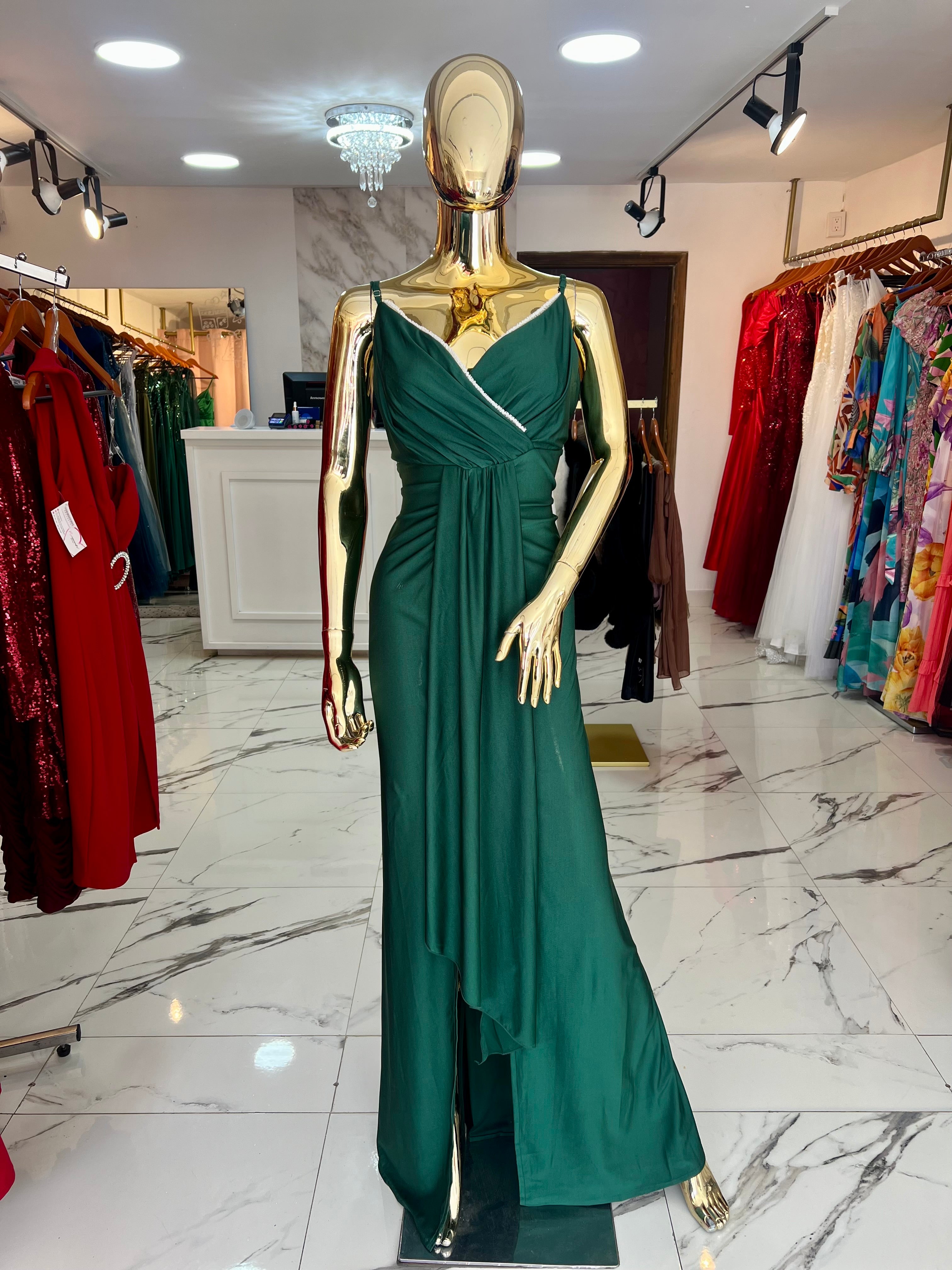 Vestido verde esmeralda detalle de blanco