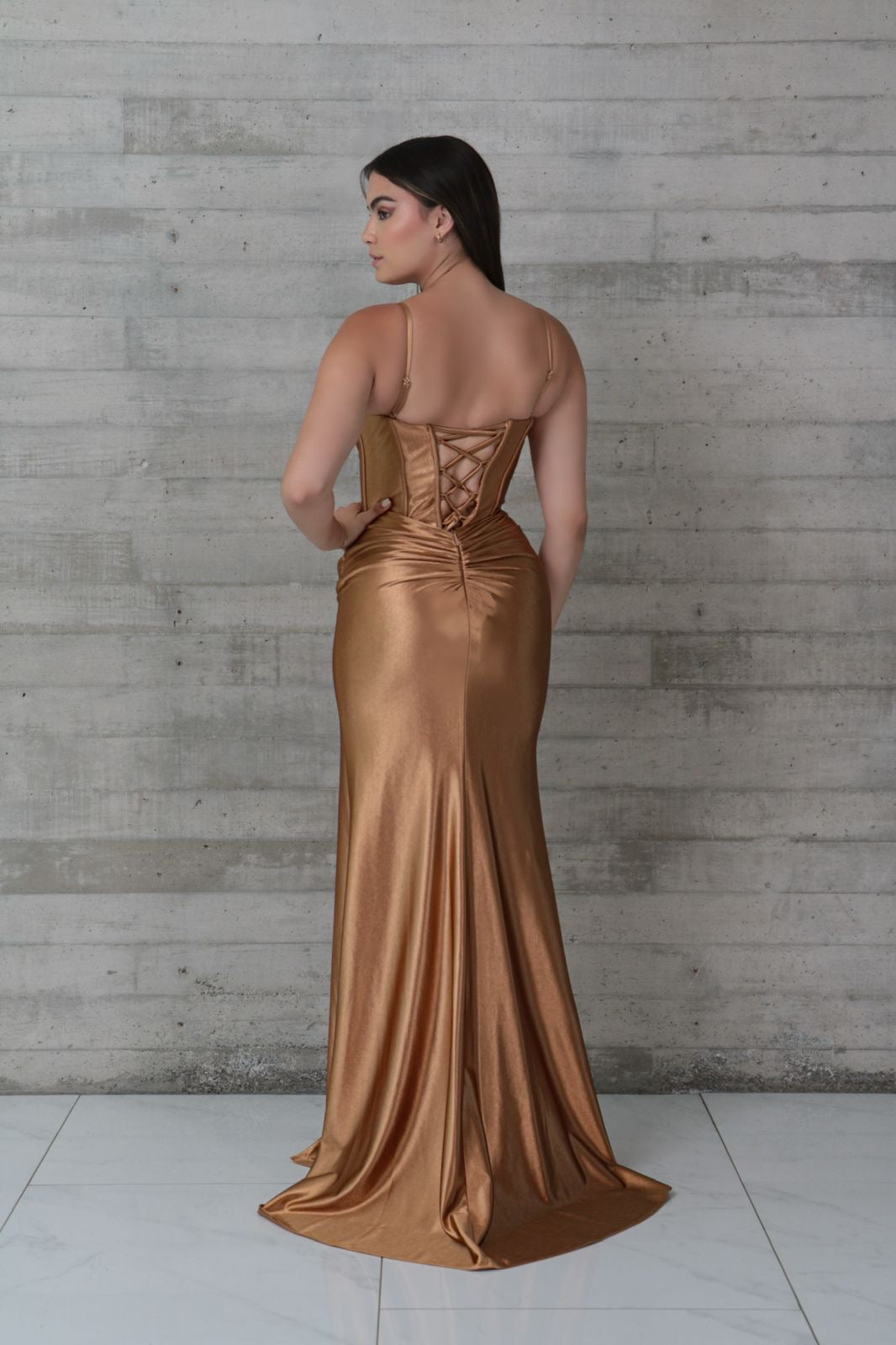 Vestido satén dorado corsé cristales