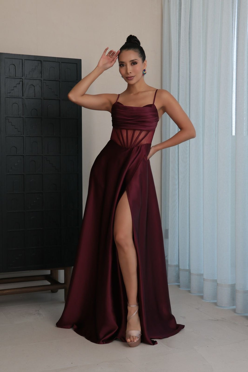 Vestido vino Satinado corsé traslúcido