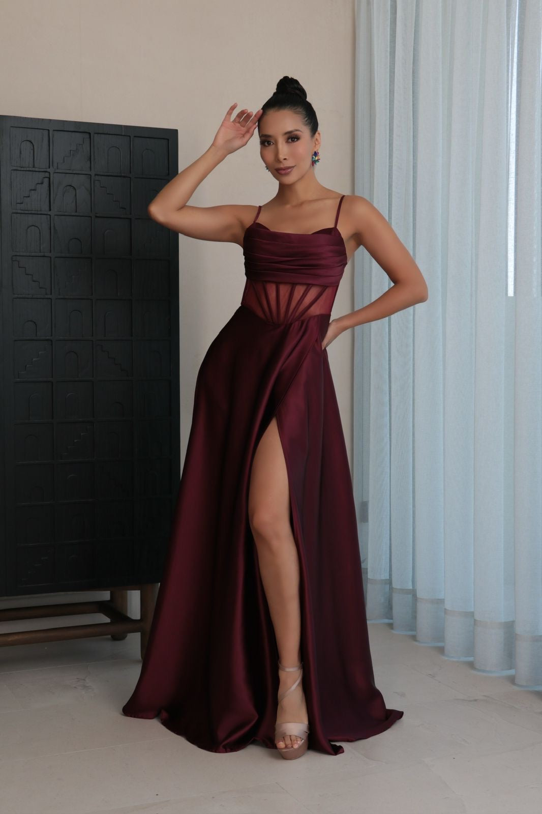 Vestido vino Satinado corsé traslúcido
