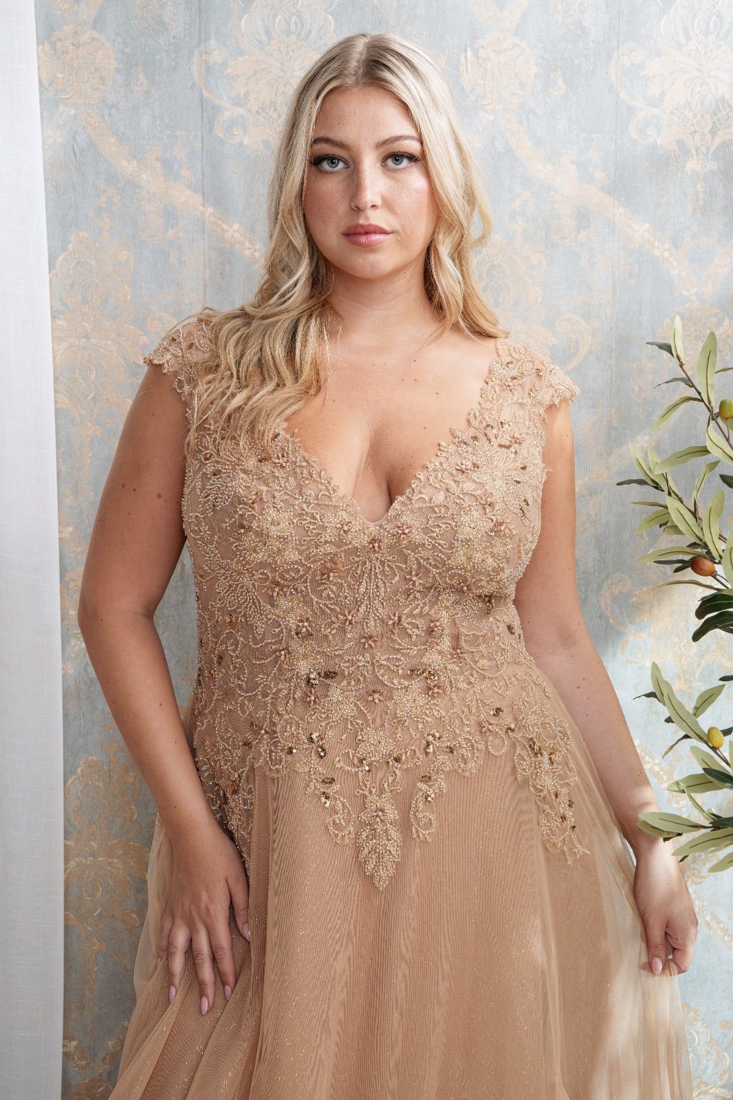 Vestido tul beige Curvi bordado de pedrería
