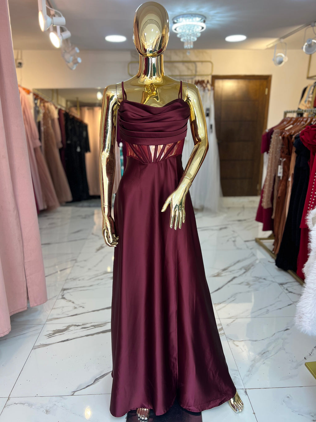 Vestido vino Satinado corsé traslúcido