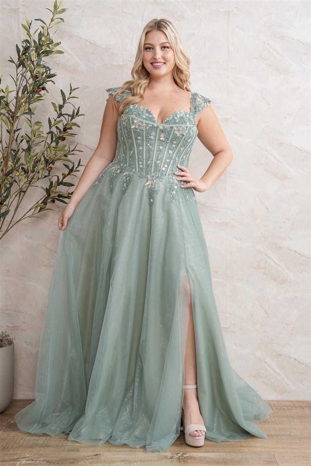 Vestido verde menta corte princesa corsé apliques