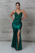 Vestido satinado verde esmeralda corsé traslúcido con apliques