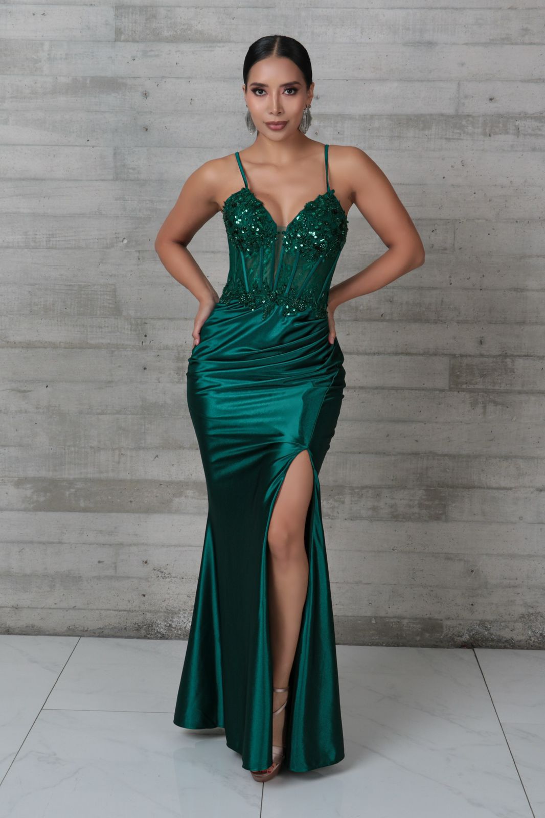 Vestido satinado verde esmeralda corsé traslúcido con apliques