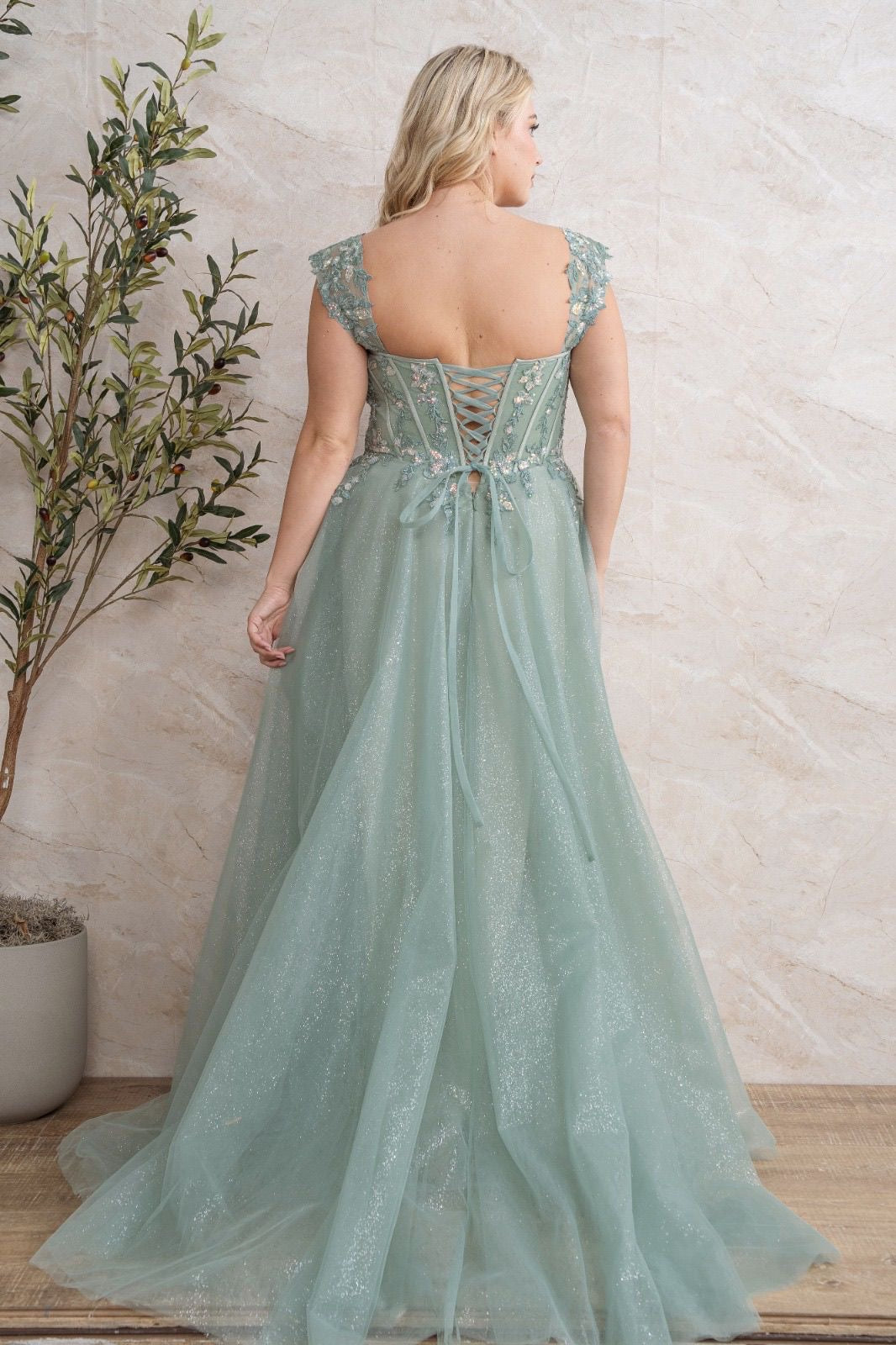 Vestido verde menta corte princesa corsé apliques