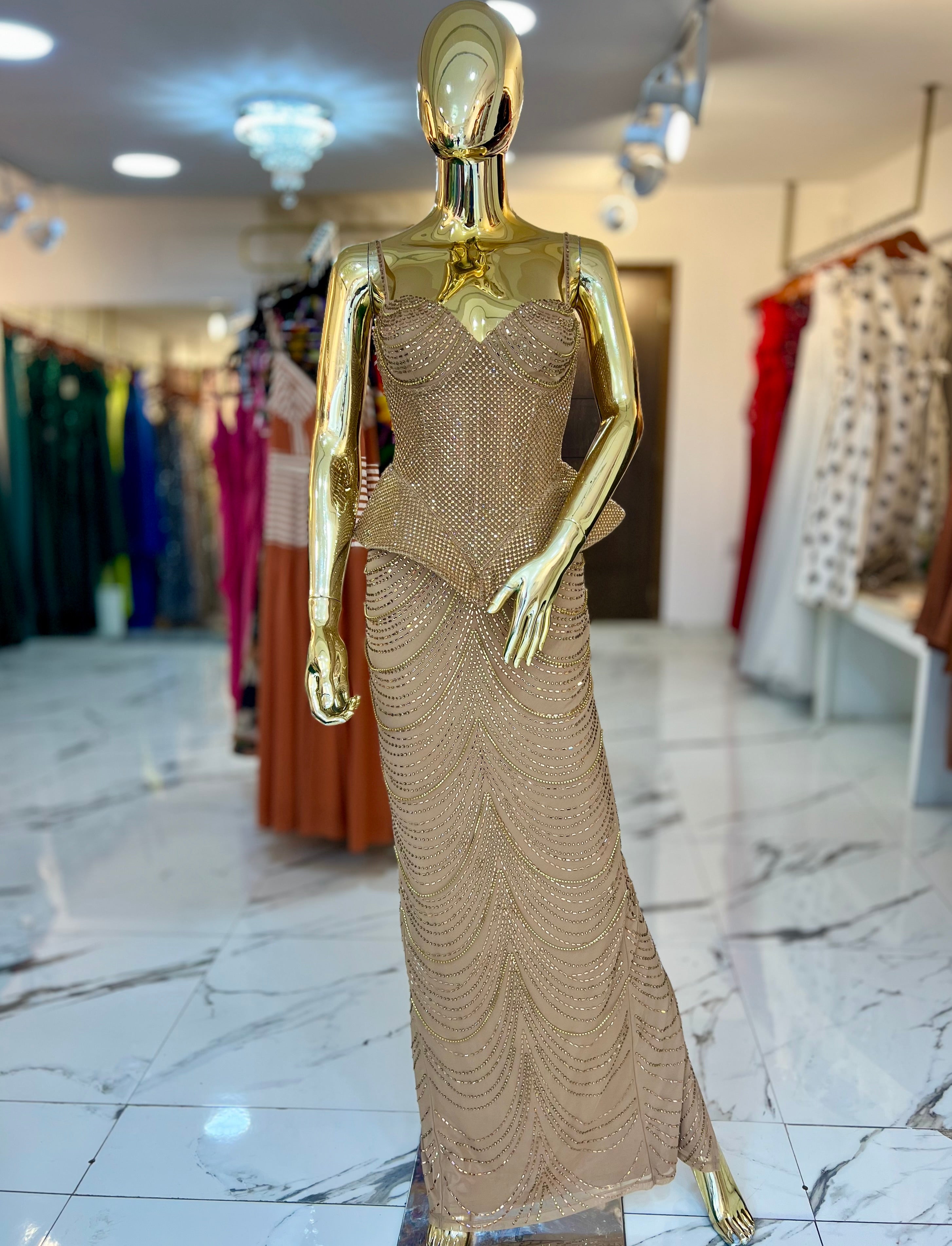 Vestido dorado estructura falda flecos de cristales