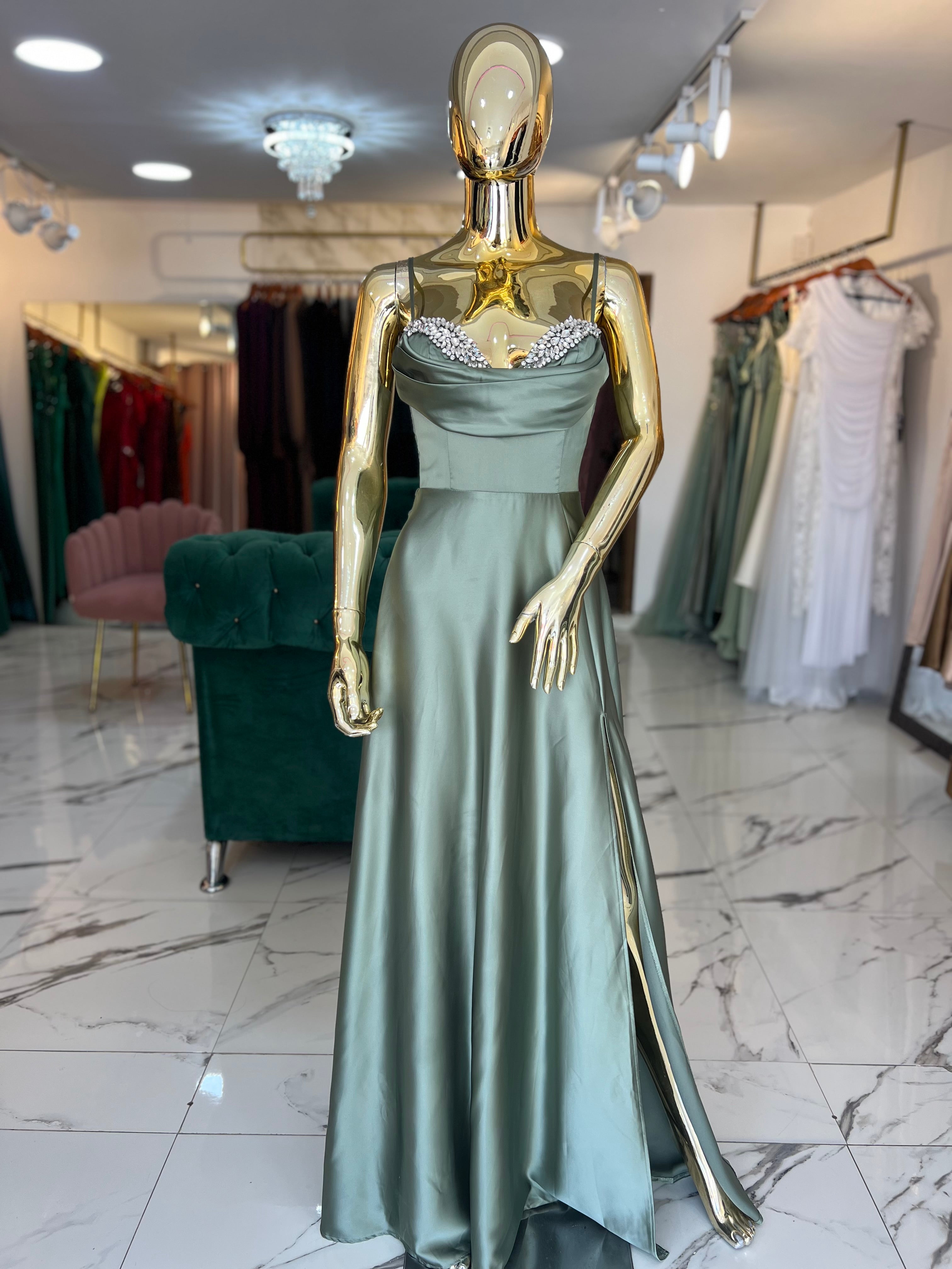 Vestido satén verde pistache cristales bust