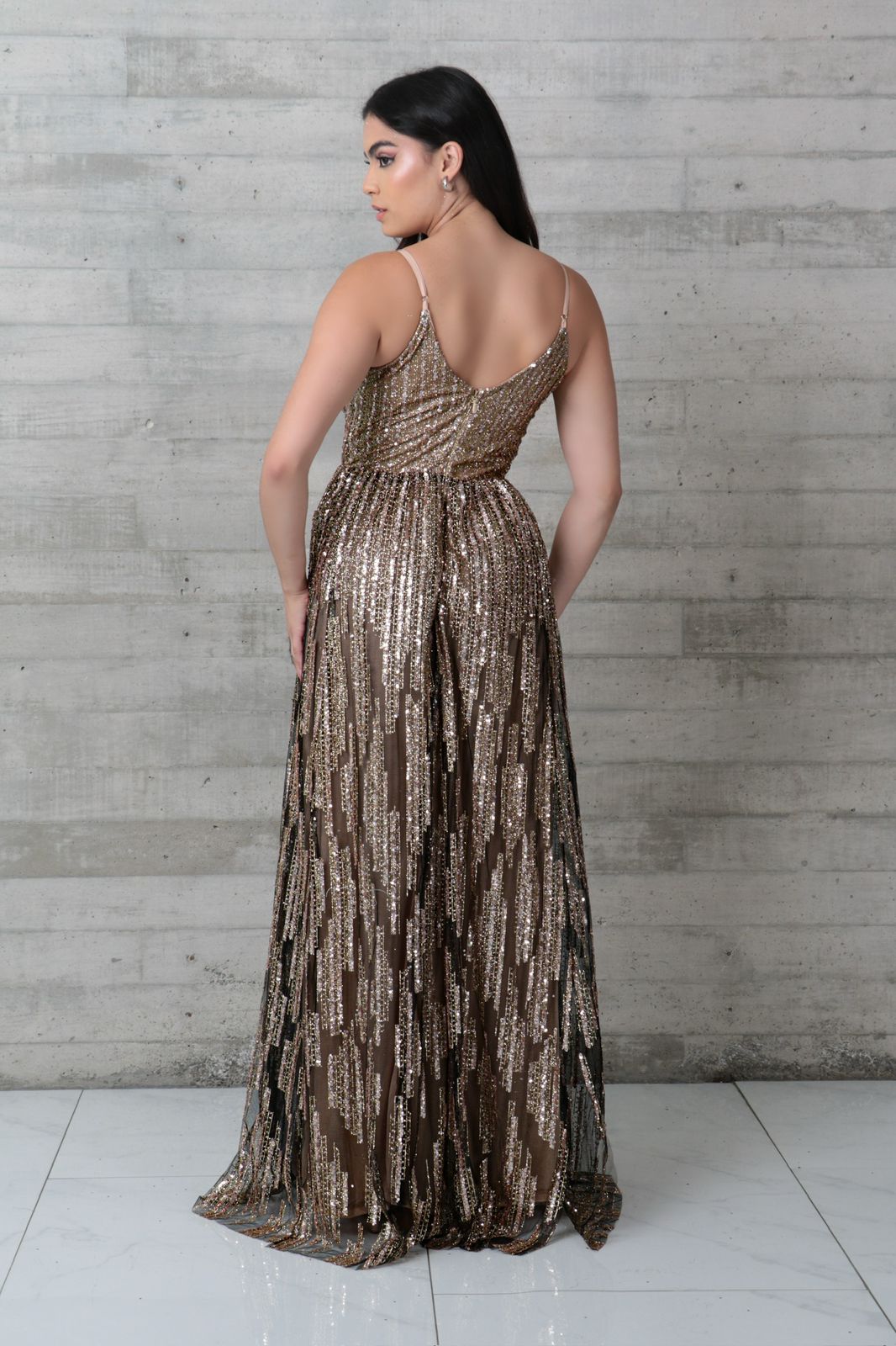 vestido tirantes negro lentejuelas doradas brillos Cóctel