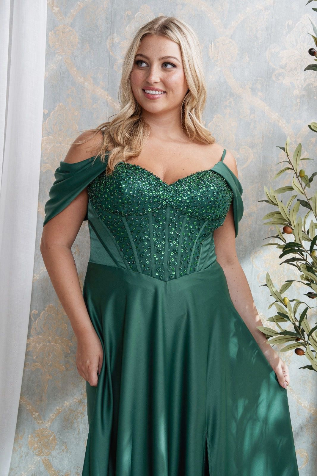 Vestido verde corsé pedrería floral