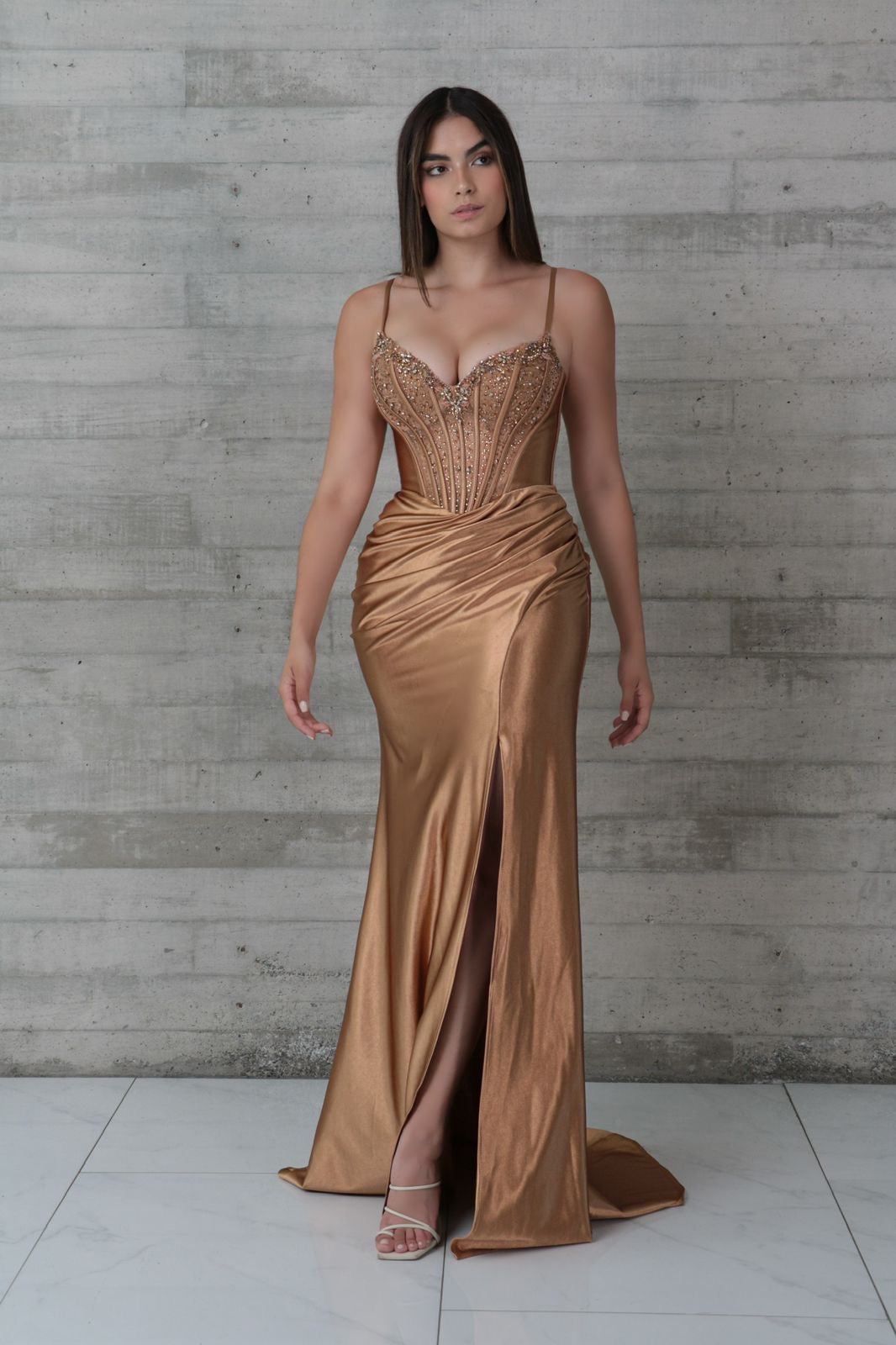 Vestido satén dorado corsé cristales