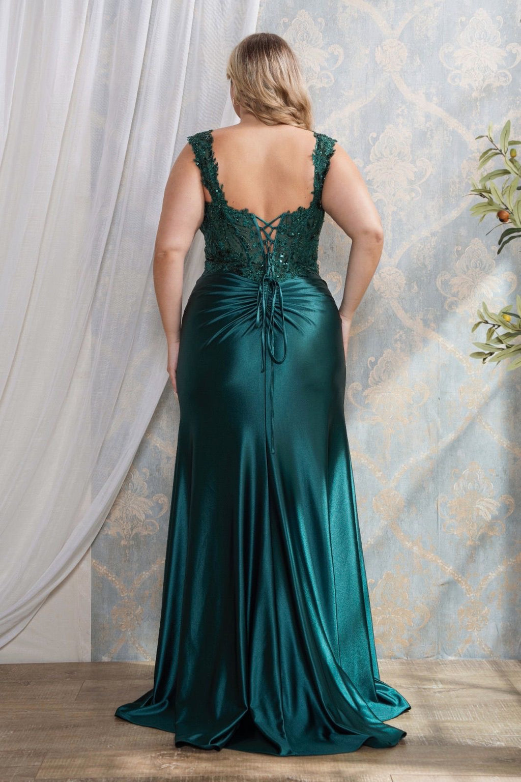 Vestido verde satén encaje lentejuelas Curvy