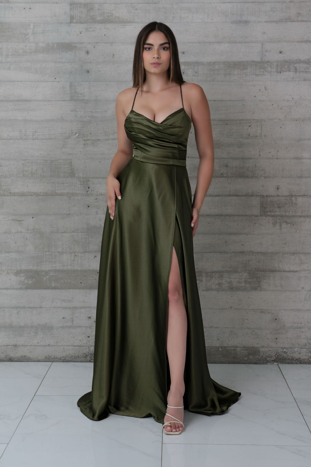 Vestido satén verde olivo cintas