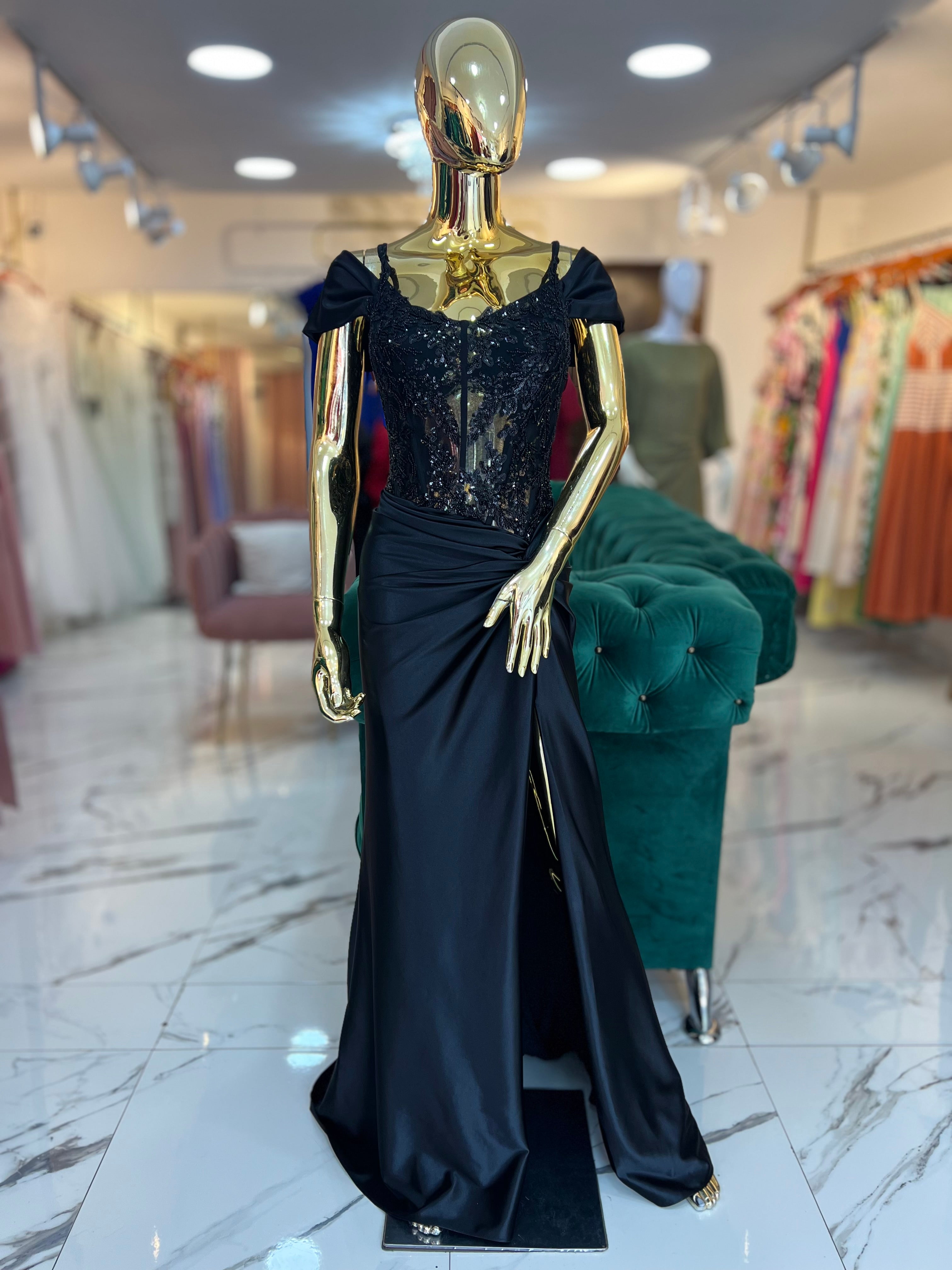 Vestido negro corsé traslúcido apliques