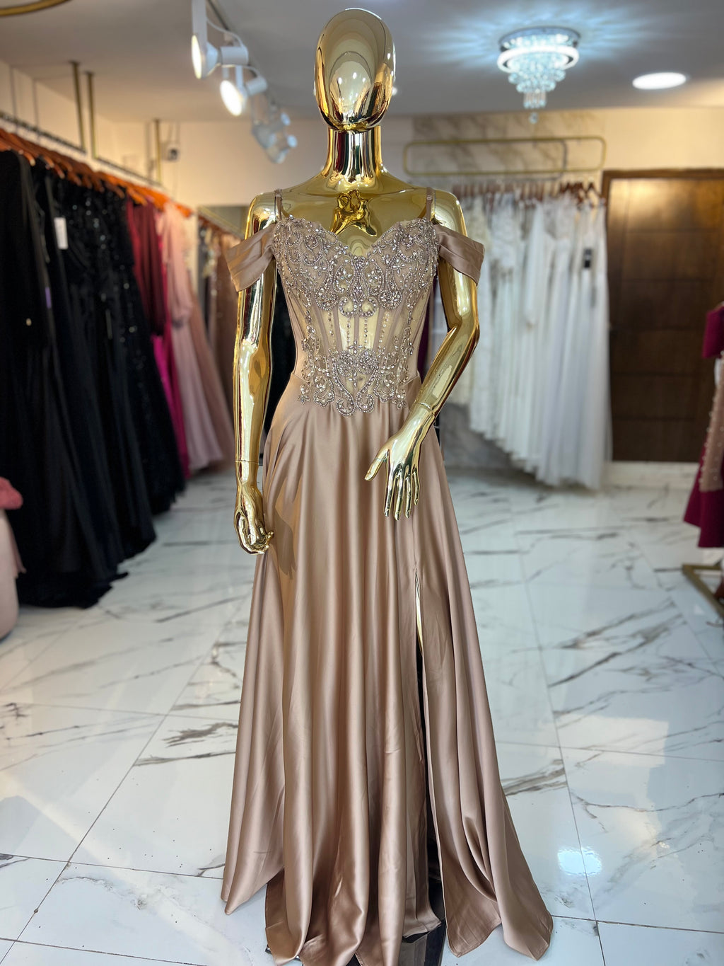 Vestido corte A dorado pedrería