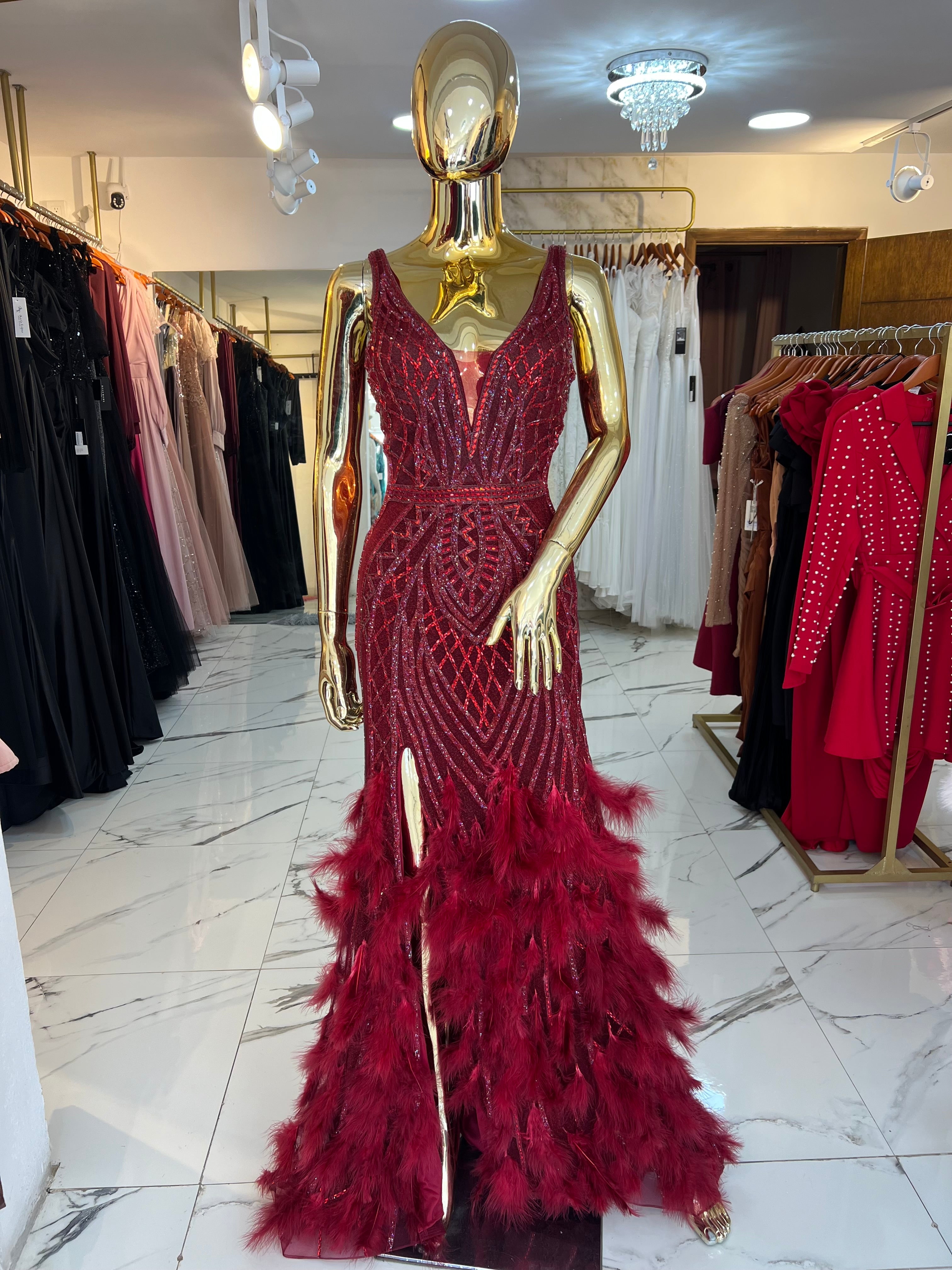 Vestido pedrería vino falda plumas