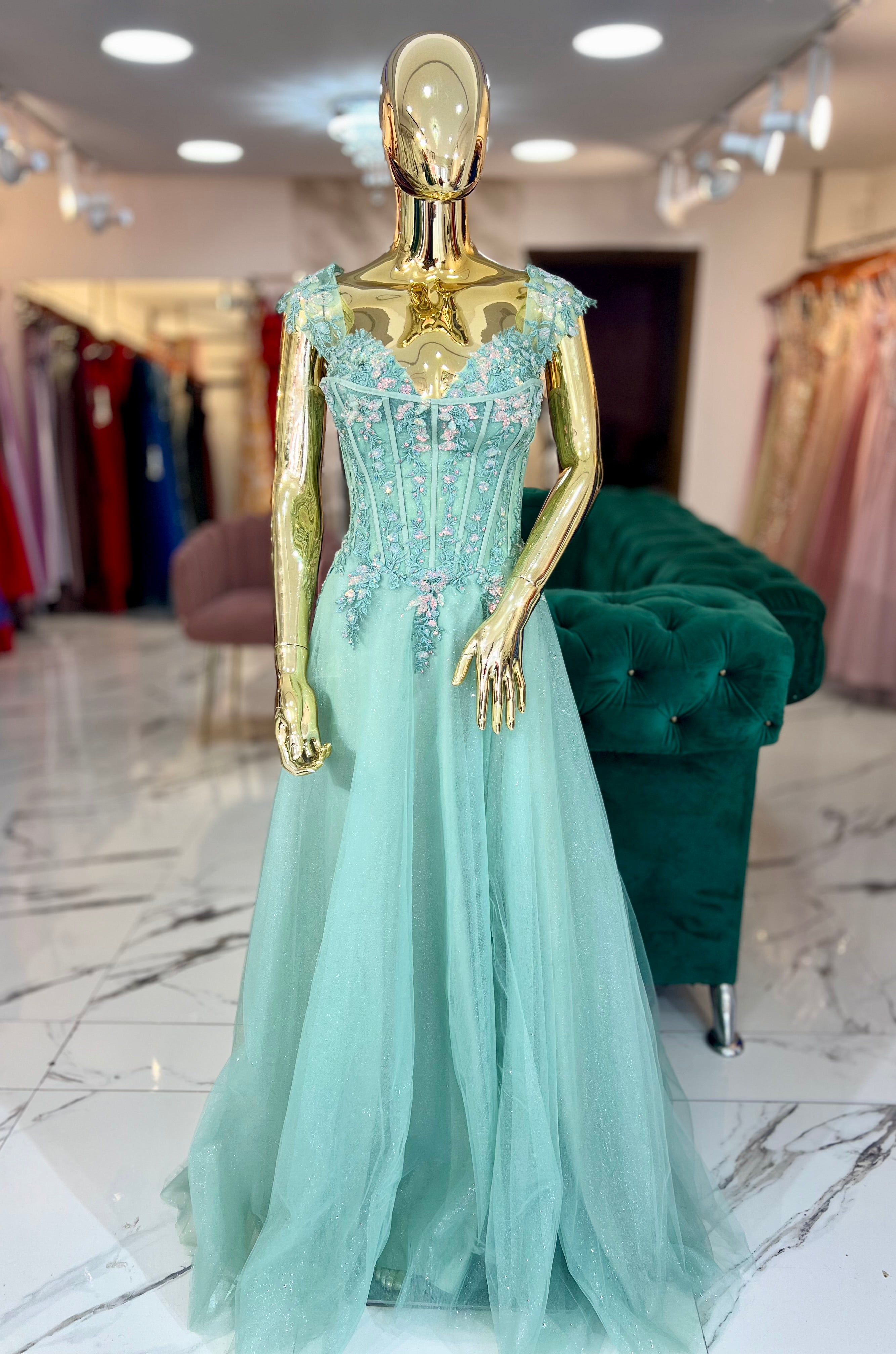 Vestido verde menta corte princesa corsé apliques