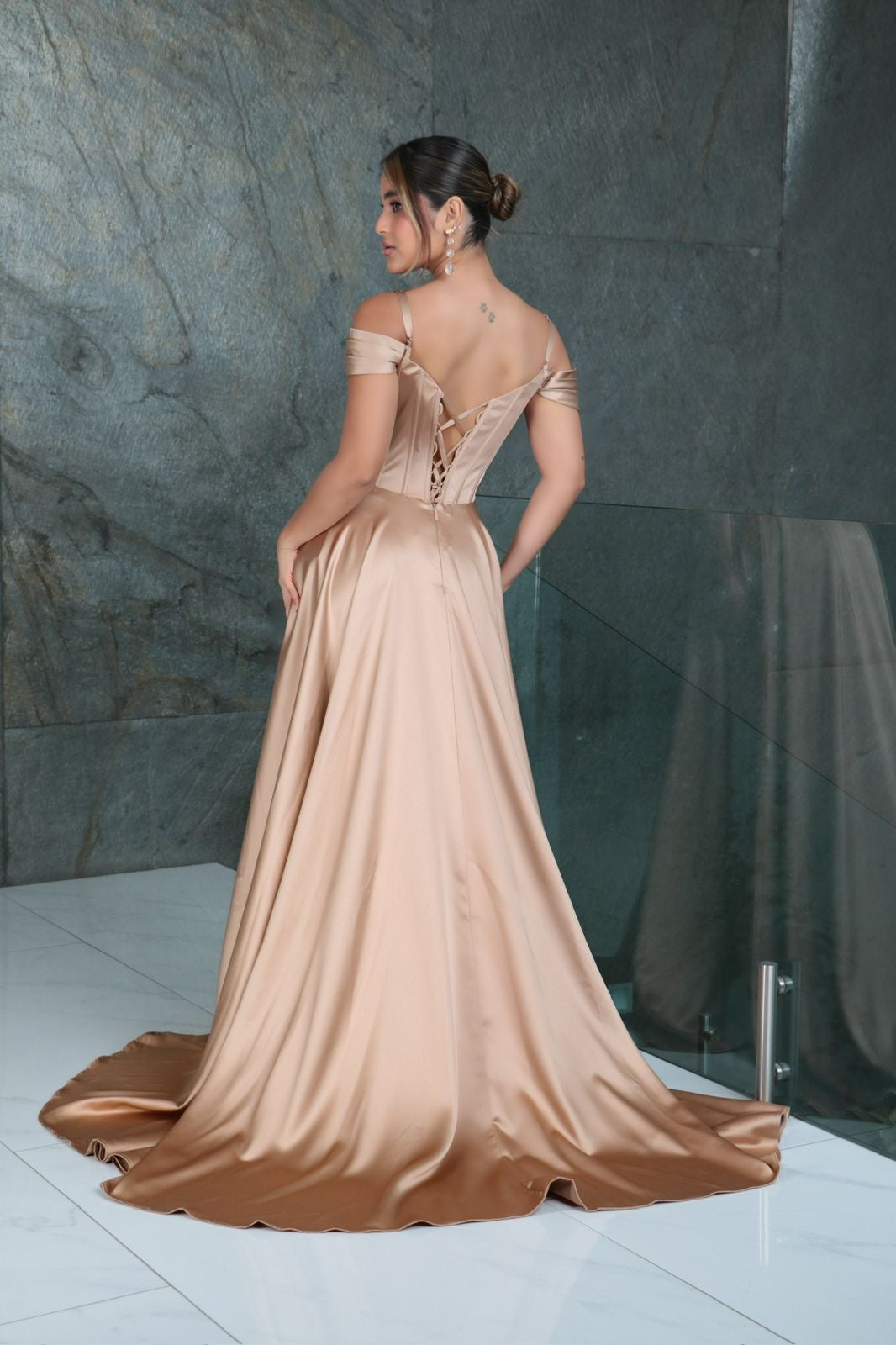 Vestido corte A dorado pedrería