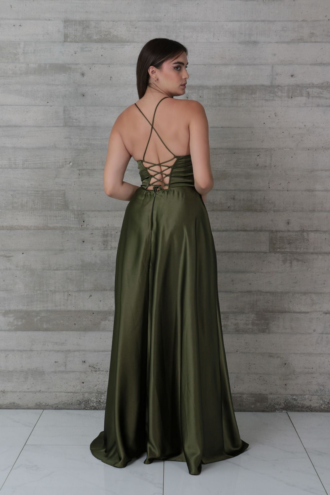 Vestido satén verde olivo cintas
