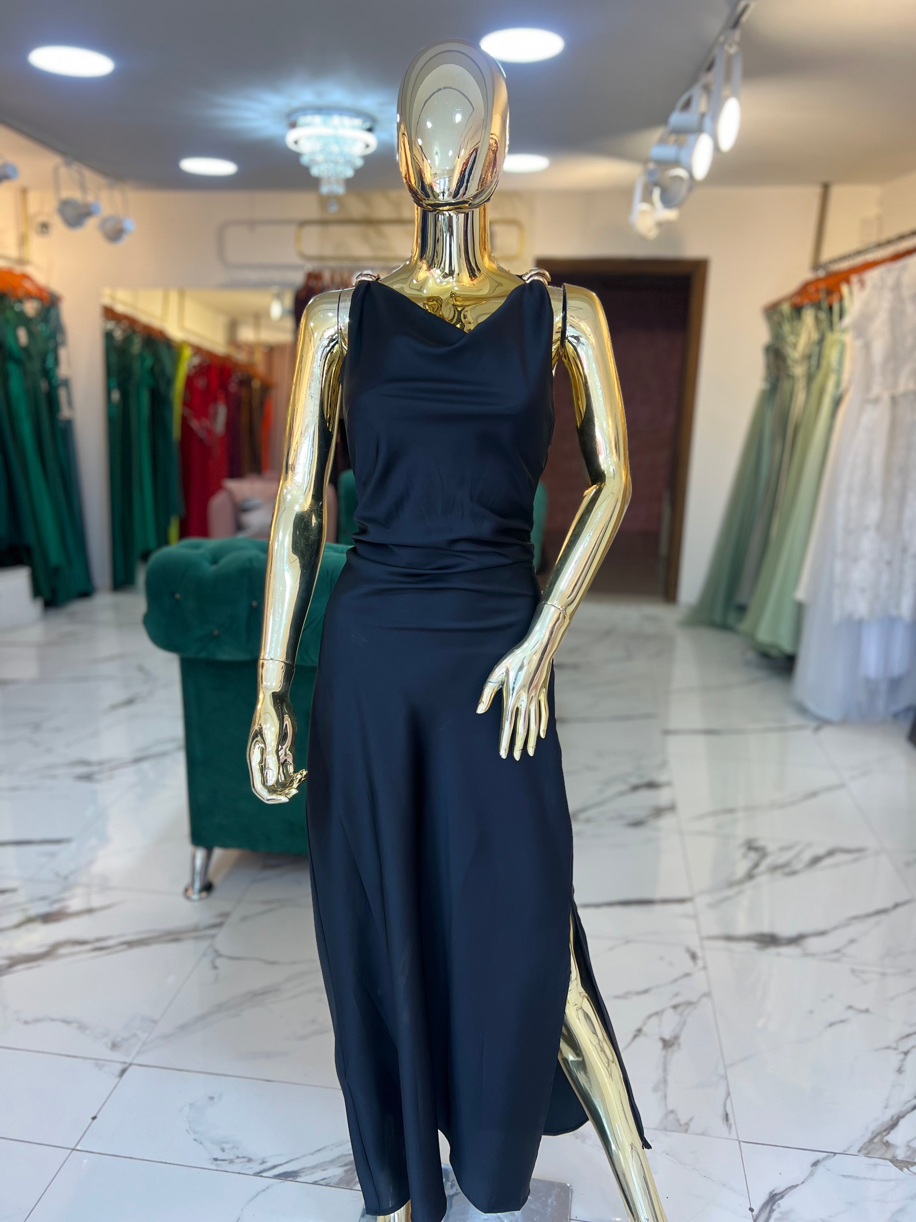 Vestido satén negro detalles dorados hombros