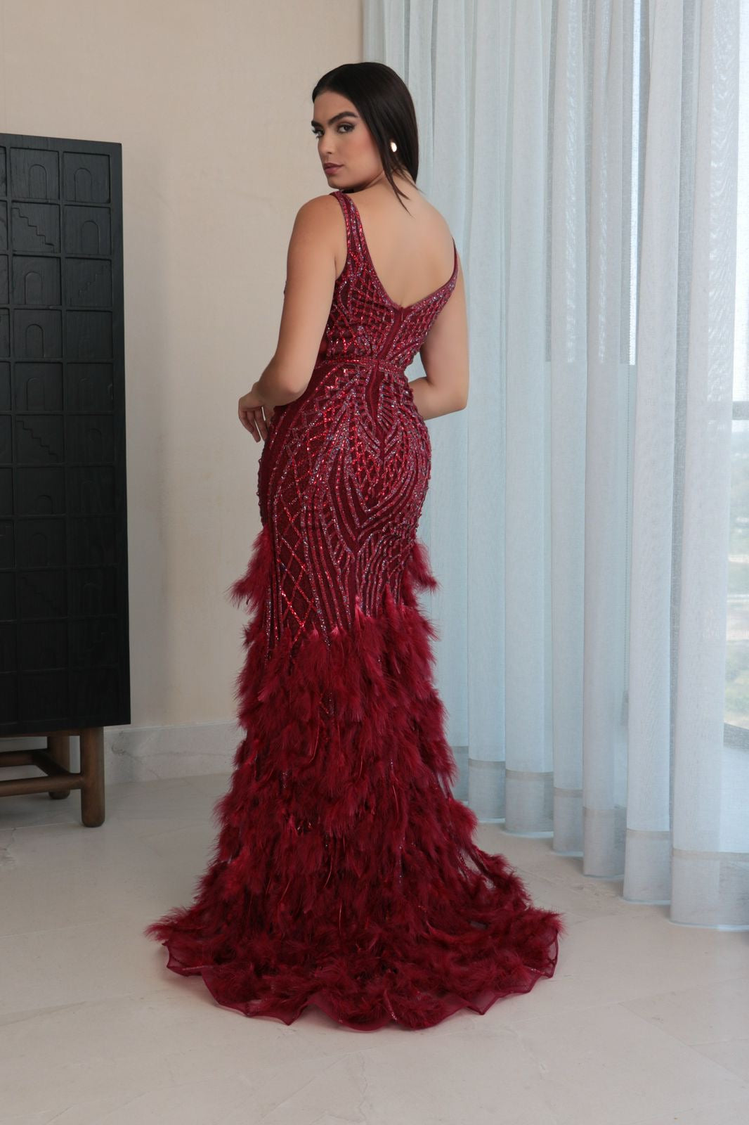 Vestido pedrería vino falda plumas